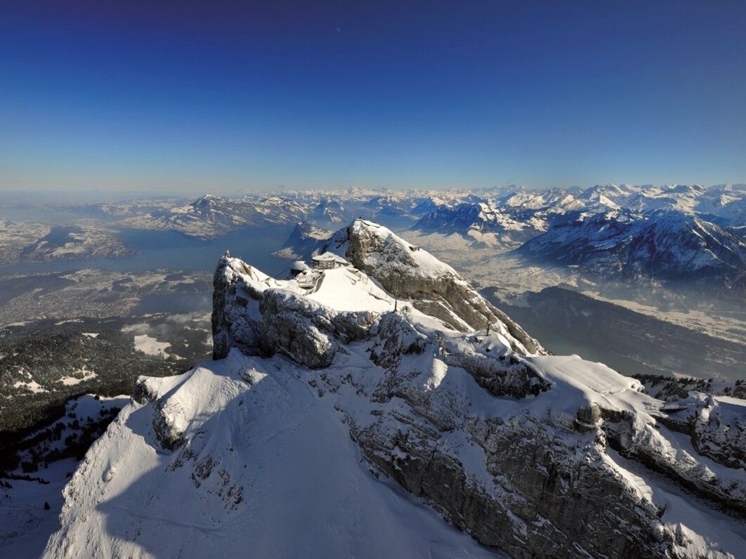 Pilatus Aussicht mit schneebedeckten Bergen und klarem Himmel