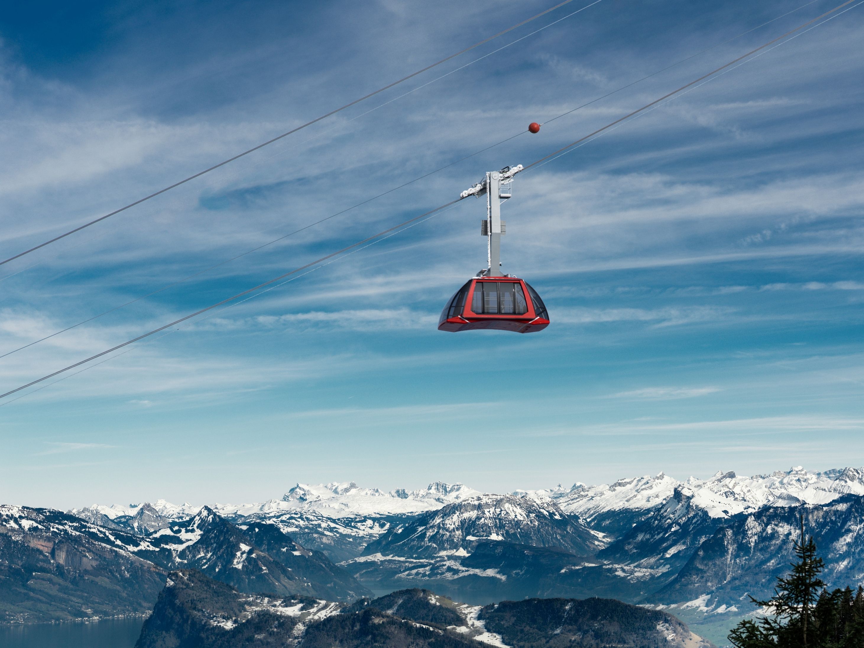 Dragon Ride: beeindruckende Seilbahnfahrt über die schneebedeckten Berge des Pilatus im Winter.