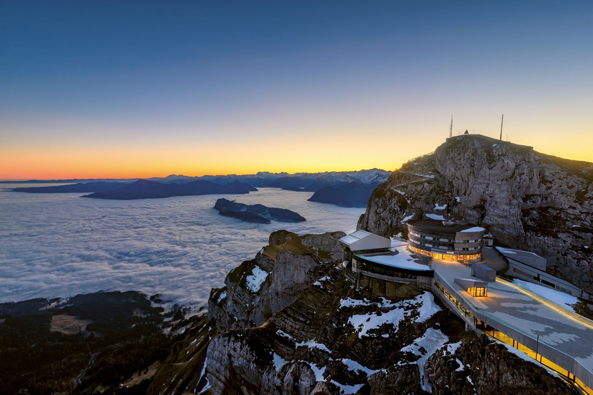 Pilatus: Zonsopgang in de Alpenlandschap met mistzee, hotel en bergpanorama, perfecte uitzicht.