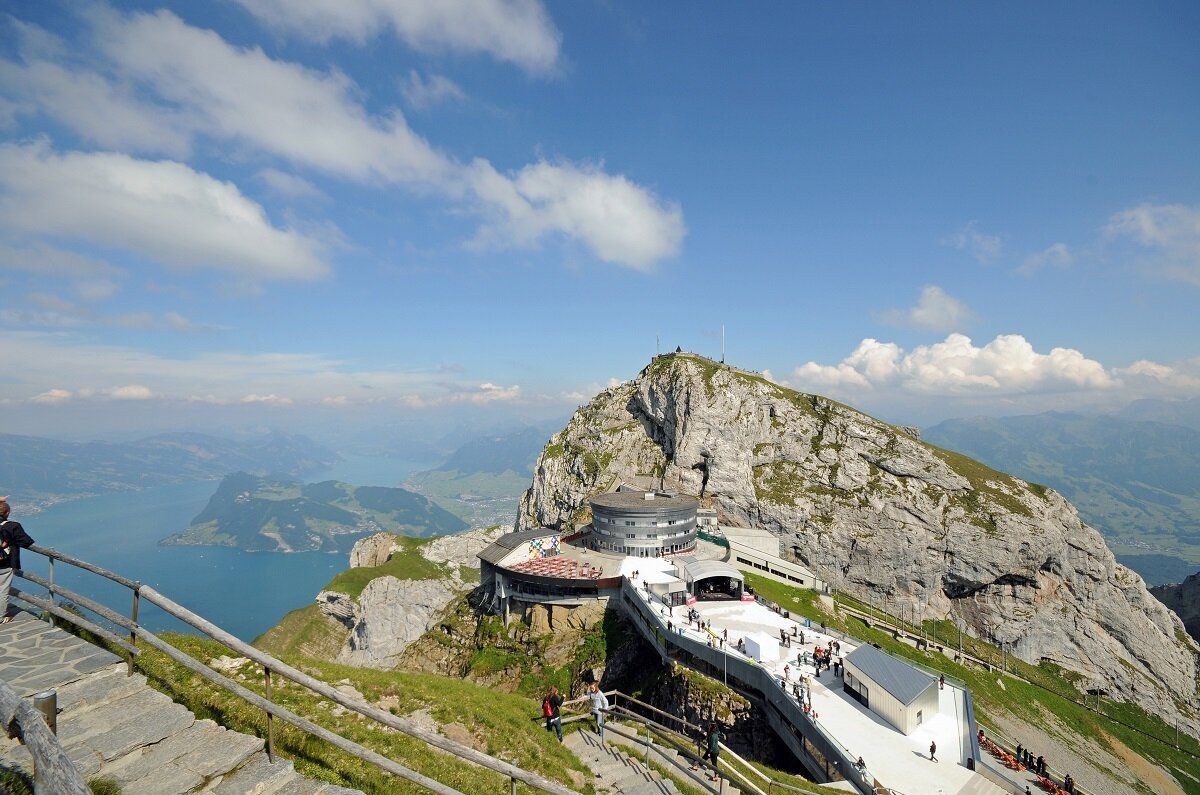 Pilatus Ausflug Luzern zeigt die Aussichtsplattform und Berglandschaft mit klaren Himmel