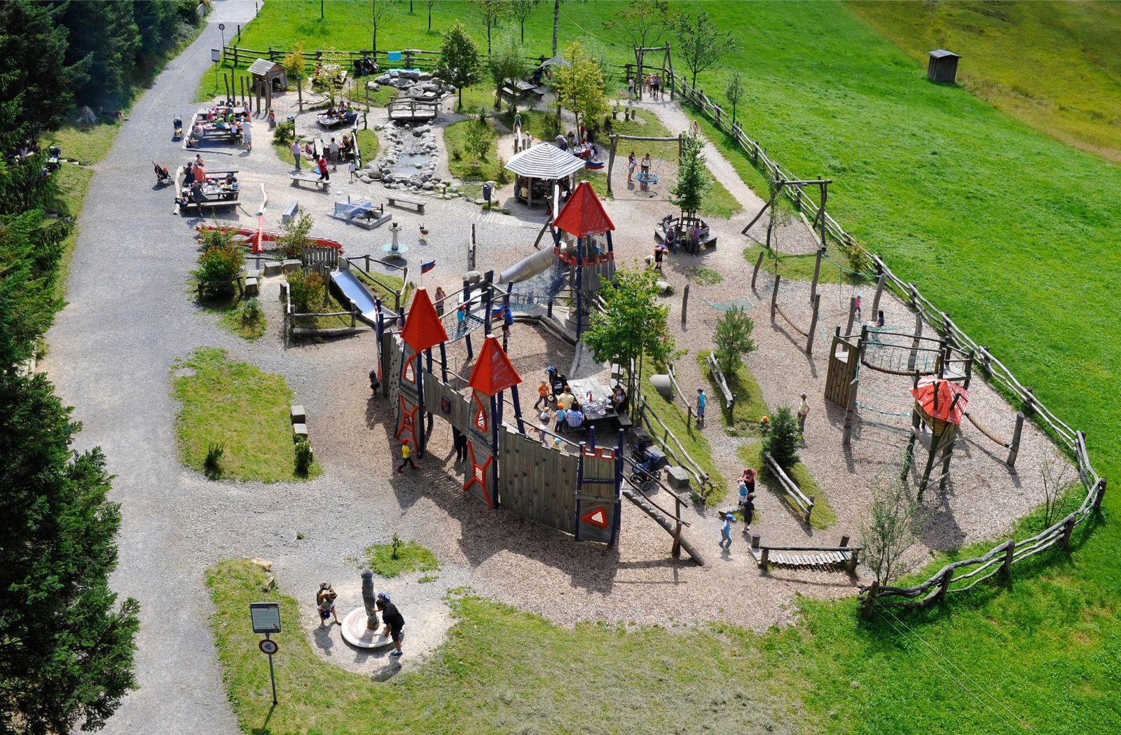 PILU Spielplatz mit Spielgeräten für Kinder, ideal für Familienausflüge und Abenteuer im Freien.