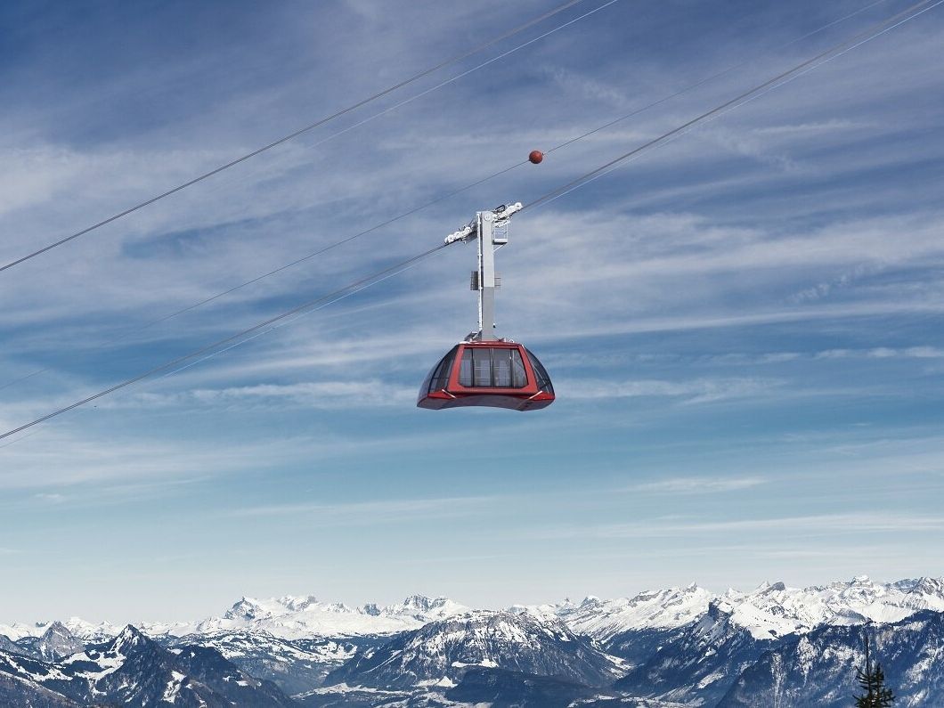 Seilbahnfahrt zum Pilatus mit Blick auf die Alpen