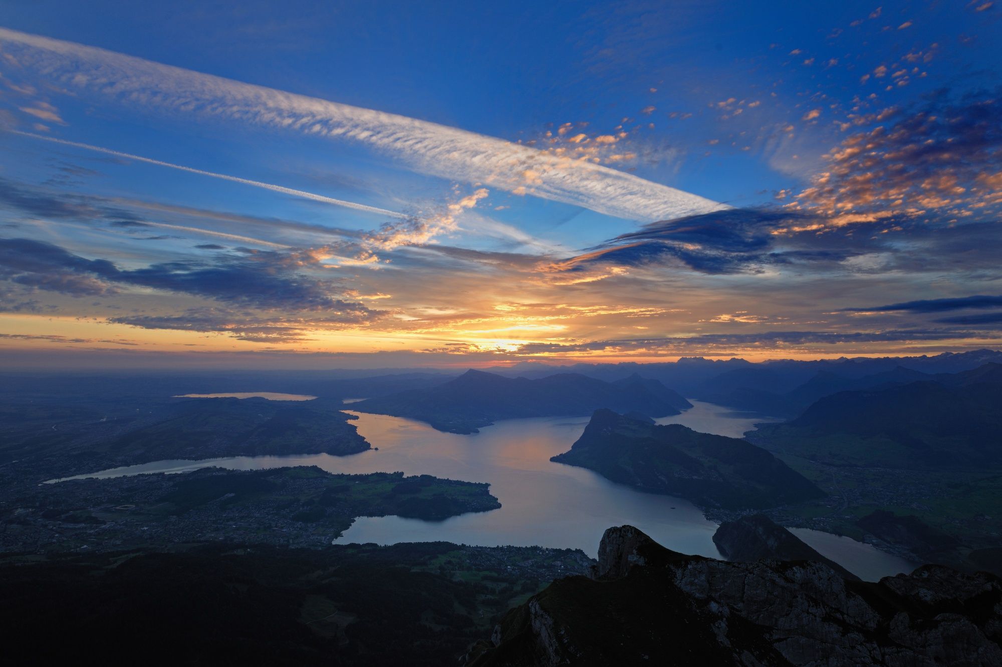 Pilatus: beeindruckende Aussicht auf den Vierwaldstättersee beim Sonnenaufgang, Naturlandschaft und Berge.