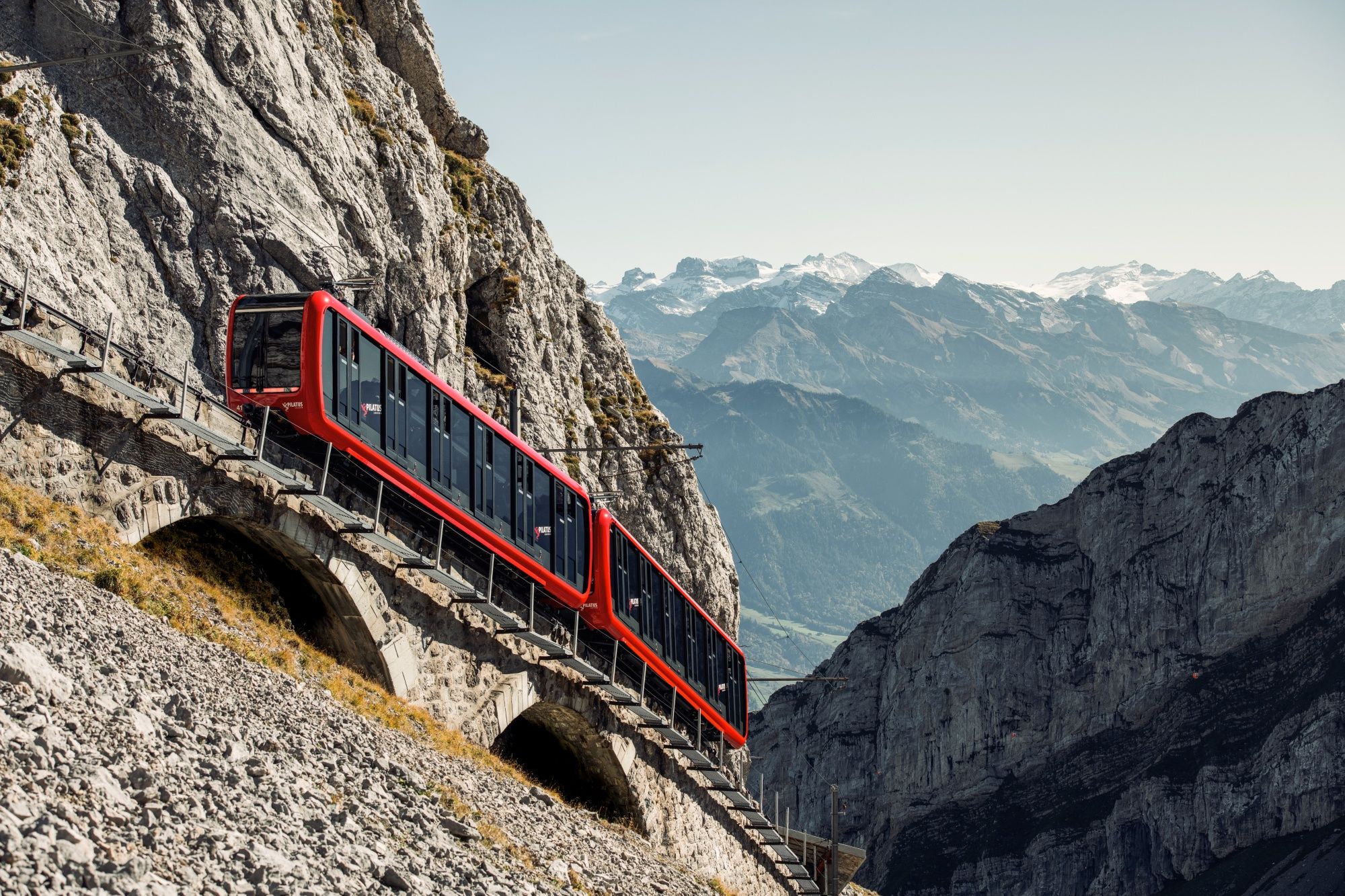Pilatus: Zahnradbahn fährt entlang des Eselwand-Viadukts in den Schweizer Alpen.
