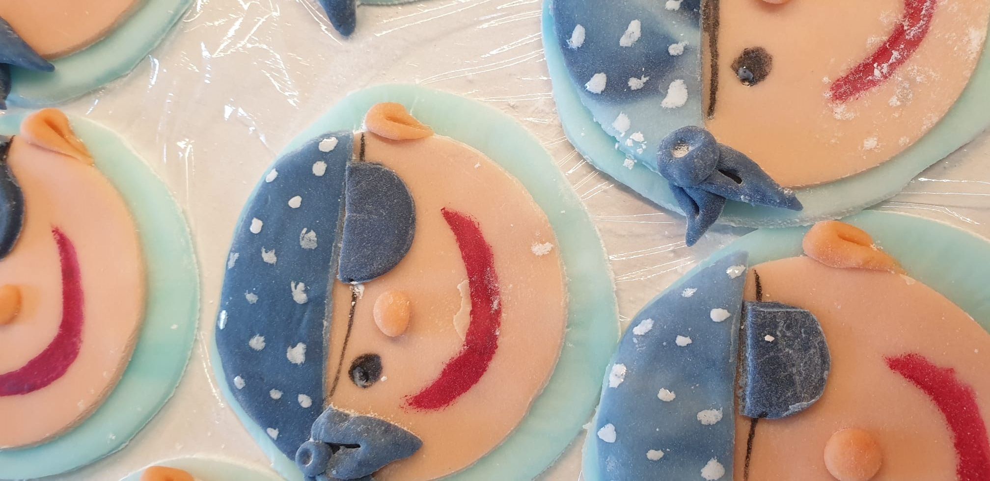 Προετοιμασία ζαχαροπλαστικής για παιδικά γενέθλια με θεματολογία πειρατών. Δημιουργική διακόσμηση cakes για εορτές.