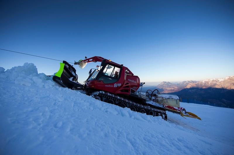 雪の斜面での冬におけるピステンローゼの正確な作業を体験しよう。