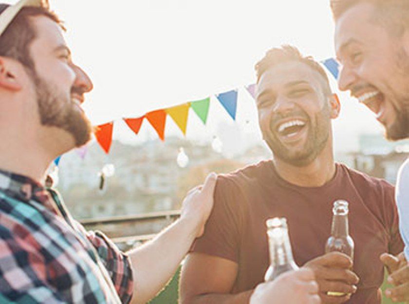 Os amigos celebram na Tour de Quad em 2023 numa esplanada