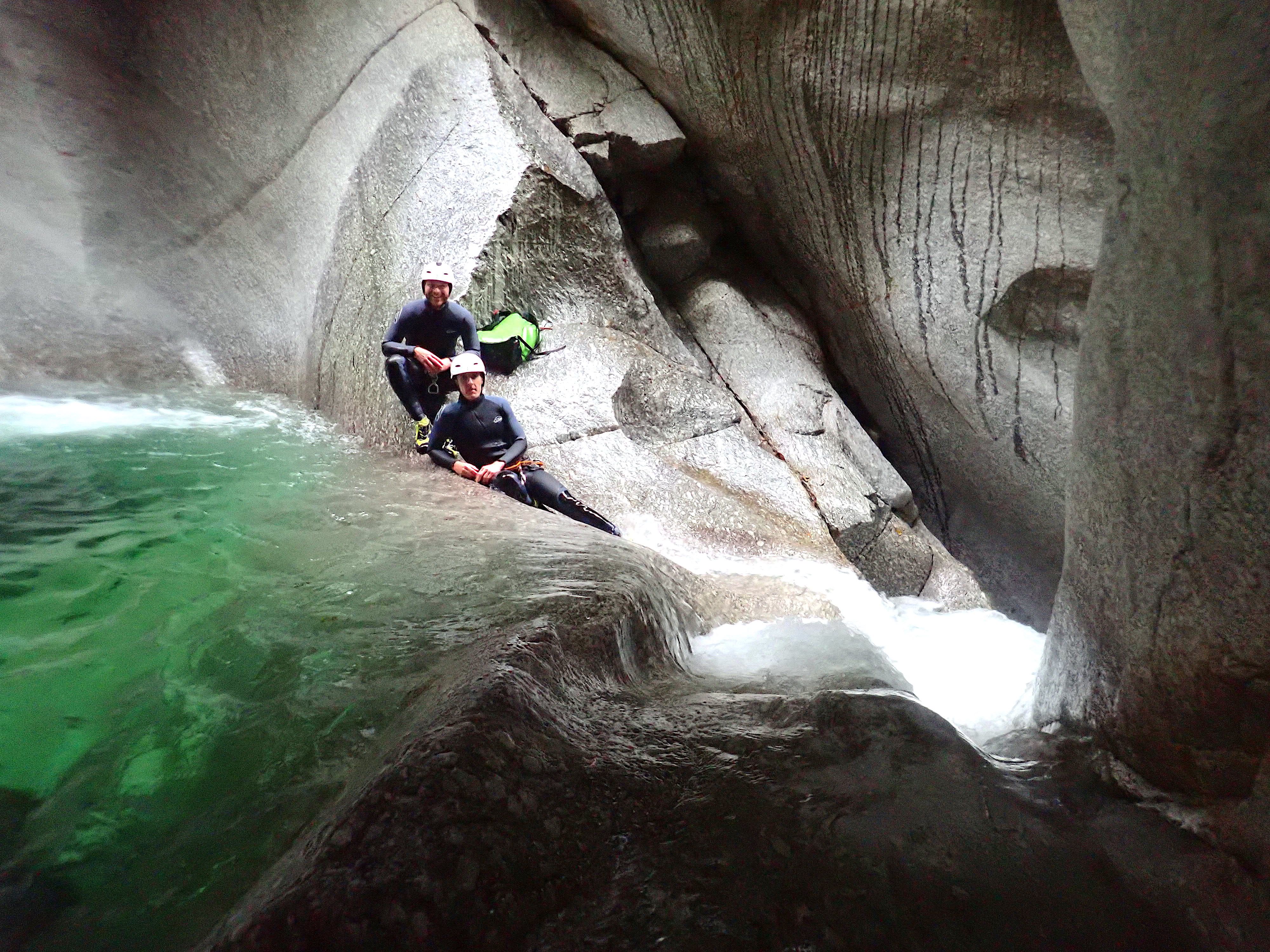 Pontirone : découvre un canyoning palpitant en Suisse avec une nature spectaculaire et des défis.