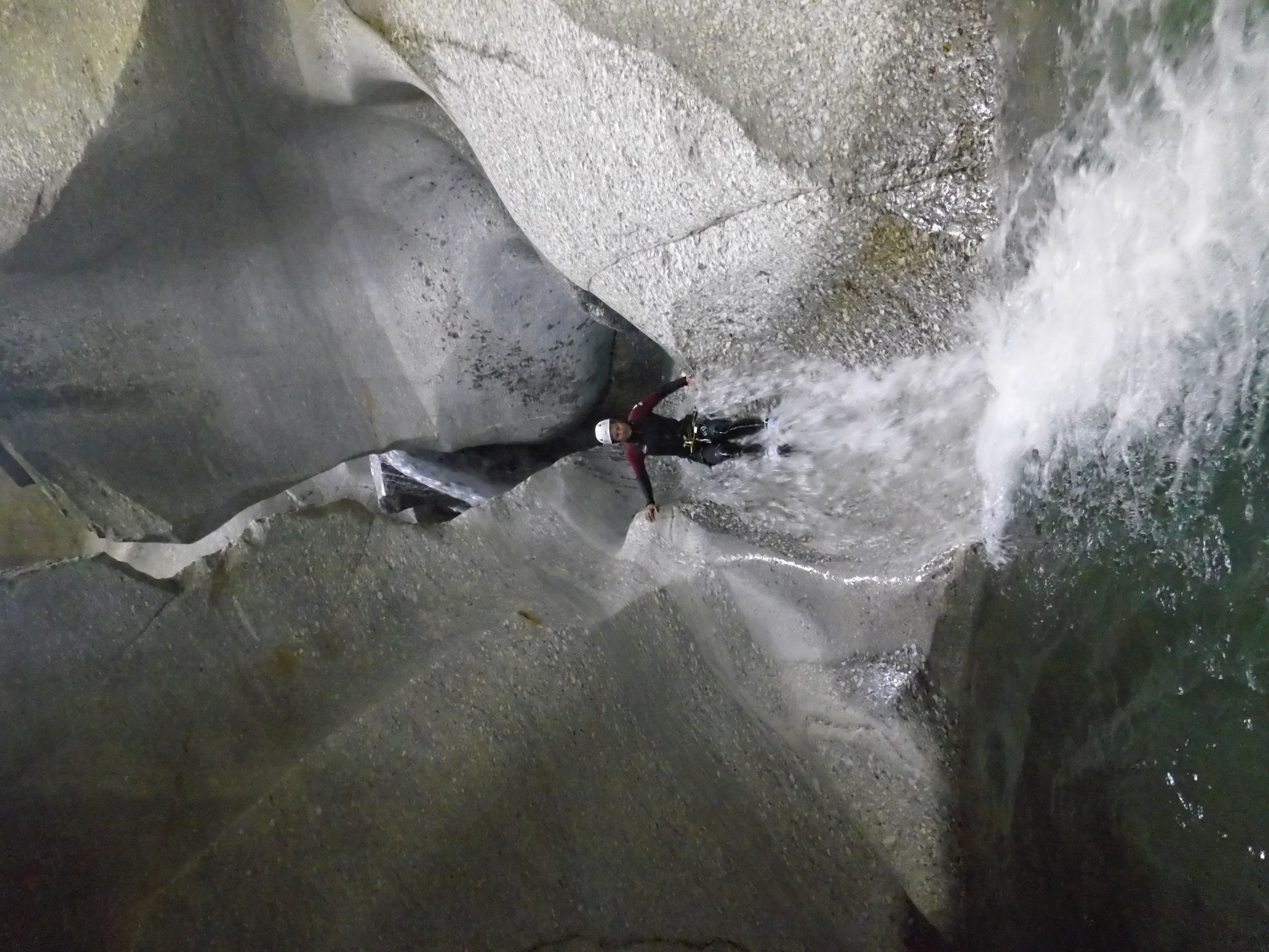 पोंटिरोने: गर्मियों में राफ्टिंग साहसिक यात्रा, स्विस पर्वतों में प्रभावशाली चट्टानें और प्राकृतिक दृश्यावलोकन।