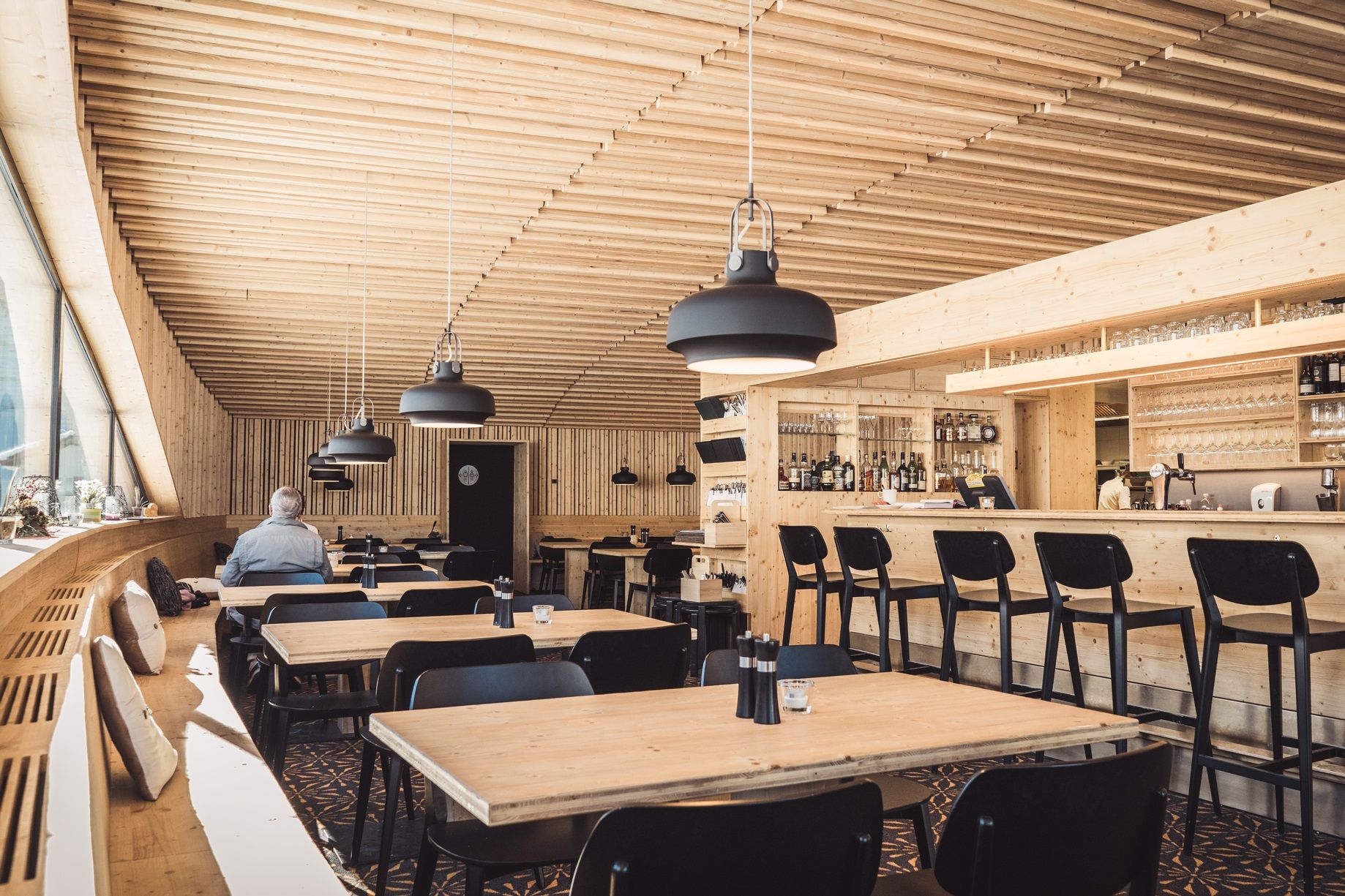 Interior sebuah kedai dengan elemen kayu, meja dan kursi