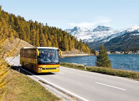 PostAuto Palm Express ที่ทะเลสาบ Silsersee, เกราบุนเดน, วิวทิวทัศน์สวยงาม, รถยนต์ในธรรมชาติ
