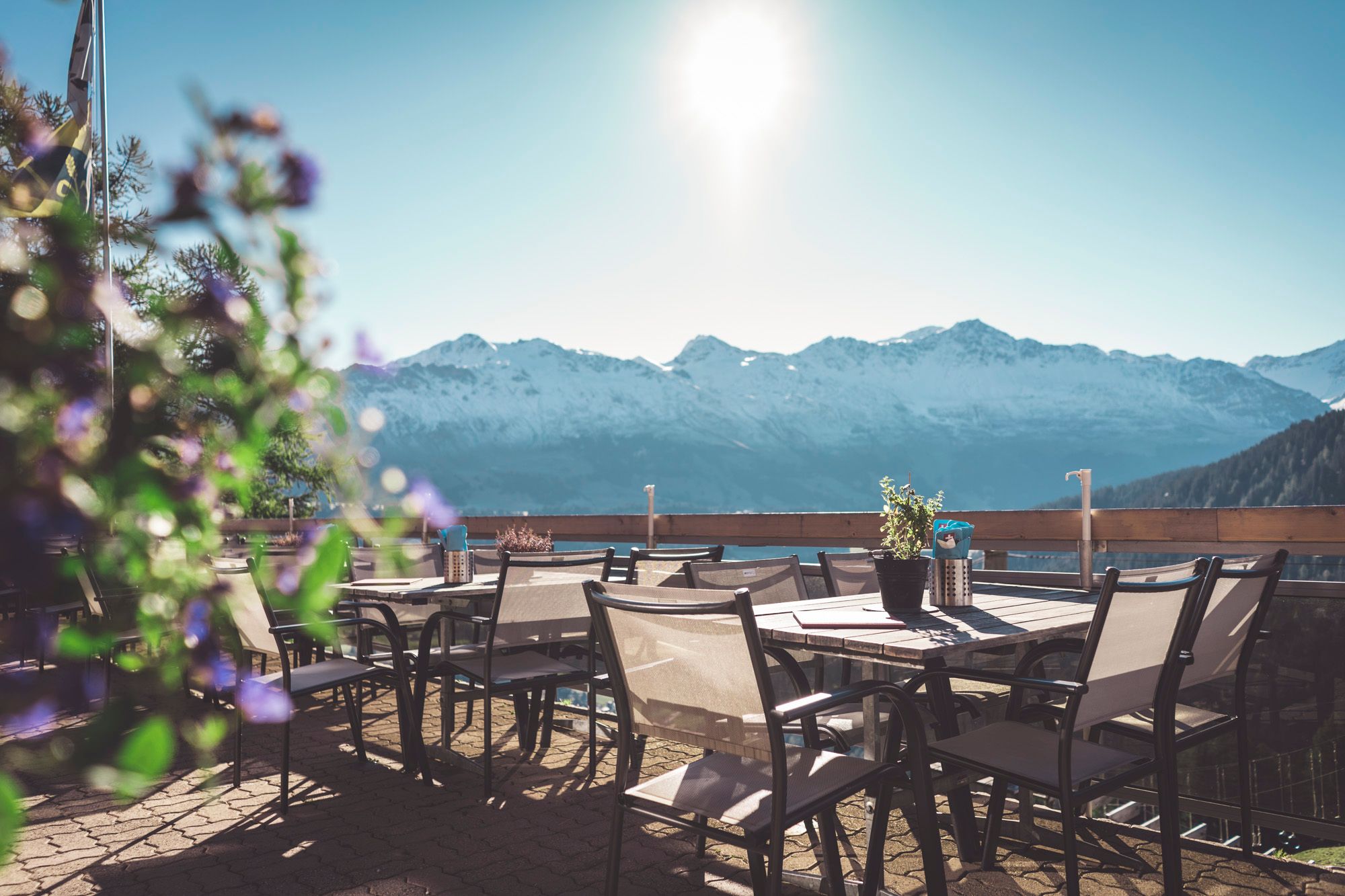 Petualangan menyenangkan sendiri dengan pandangan ke Pegunungan Alpen