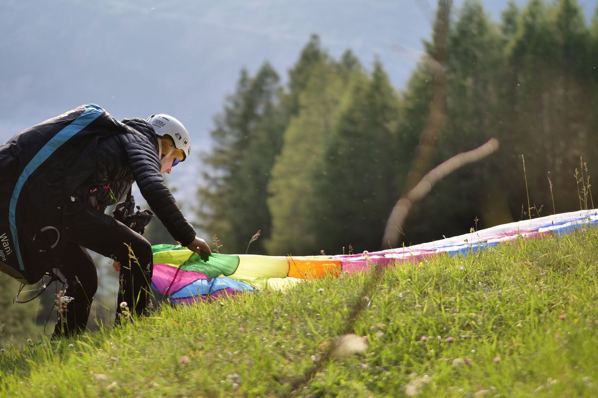 Paraglidningäventyr i Hohen Werfen, pilot förbereder fallskärm
