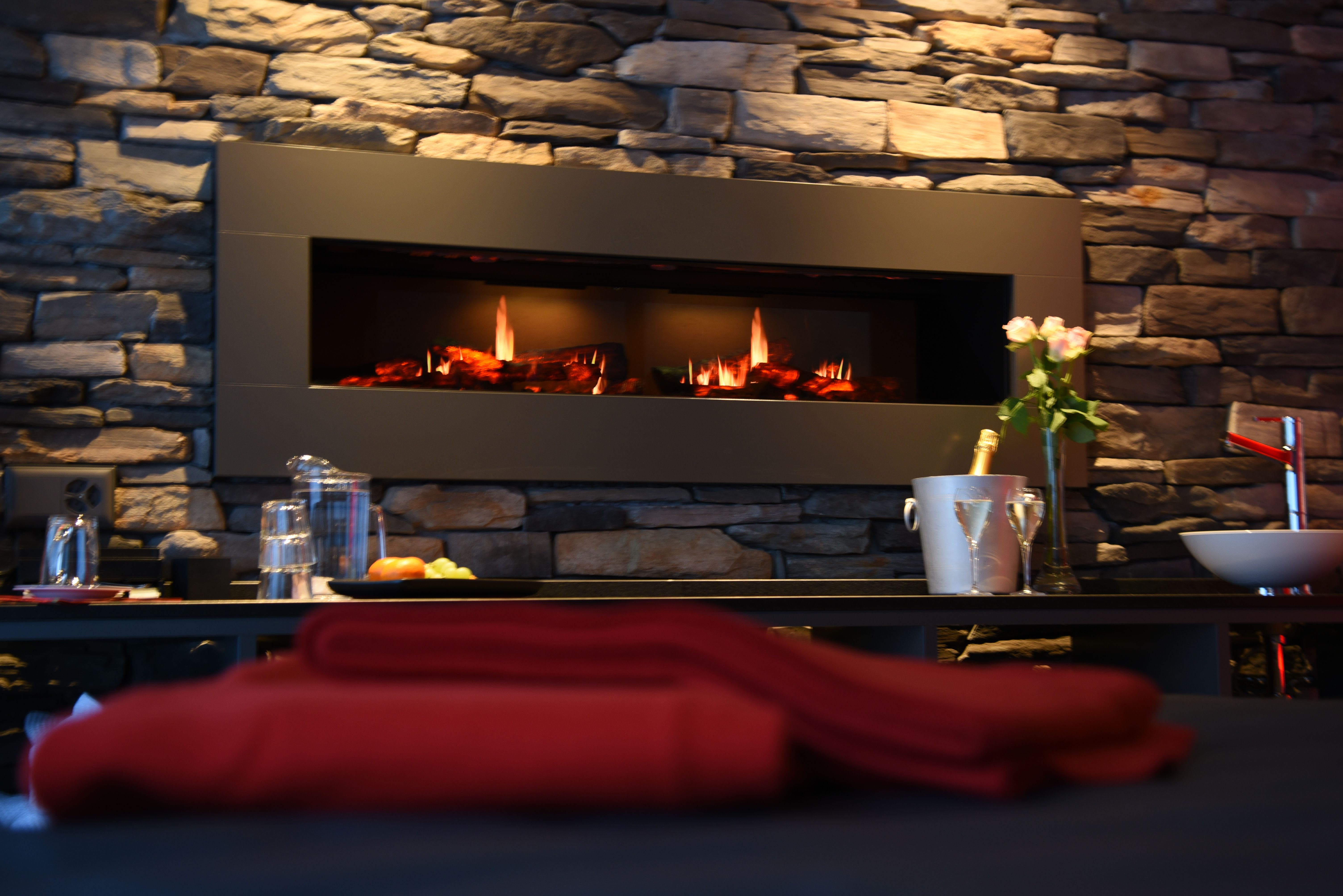 निजी स्पा झरने के साथ चिमनी का दृश्य, रोमांटिक माहौल और आरामदायक साज-सज्जा