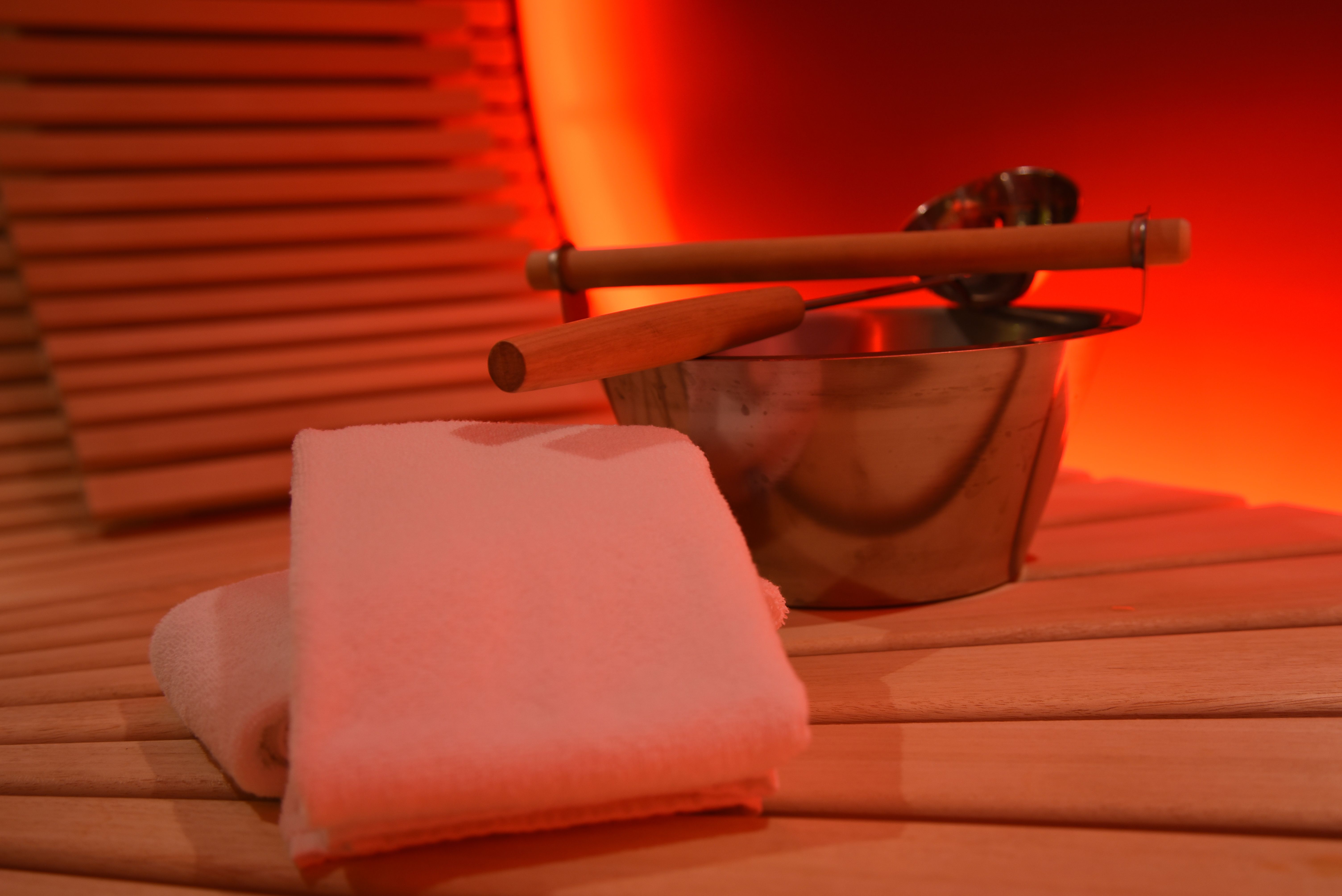 स्पा हैंडटॉवेल: सौना के साथ नरम हैंडटॉवेल जिसमें उबटन की आपूर्ति शामिल है, वेलनेस और आराम के लिए आदर्श।