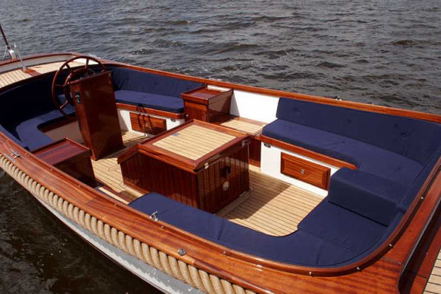 Varkë në Liqenin e Cyrihut me brendësi prej druri dhe vende të rehatshme