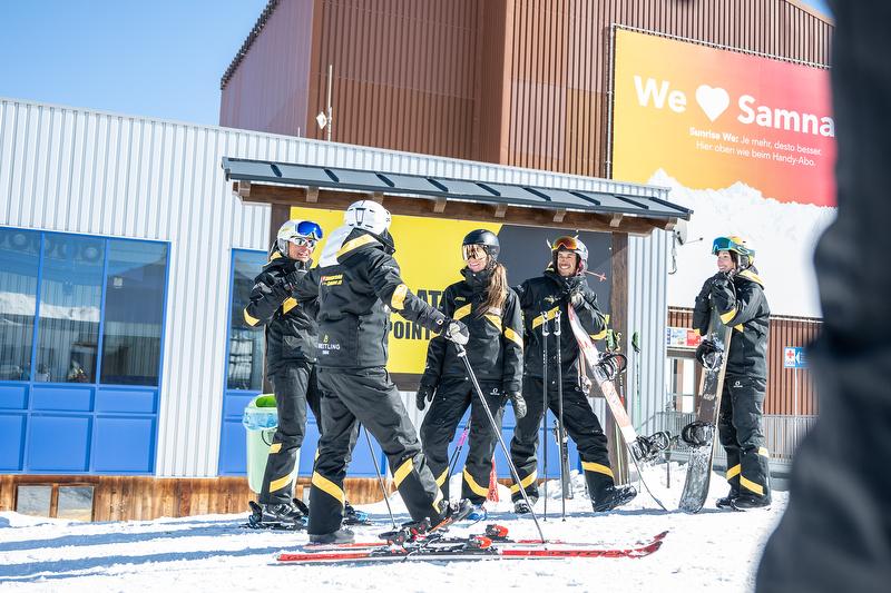 Soukromá výuka sněhových sportů s instruktorom na horské stanici, skupinová aktivita na sjezdovce.
