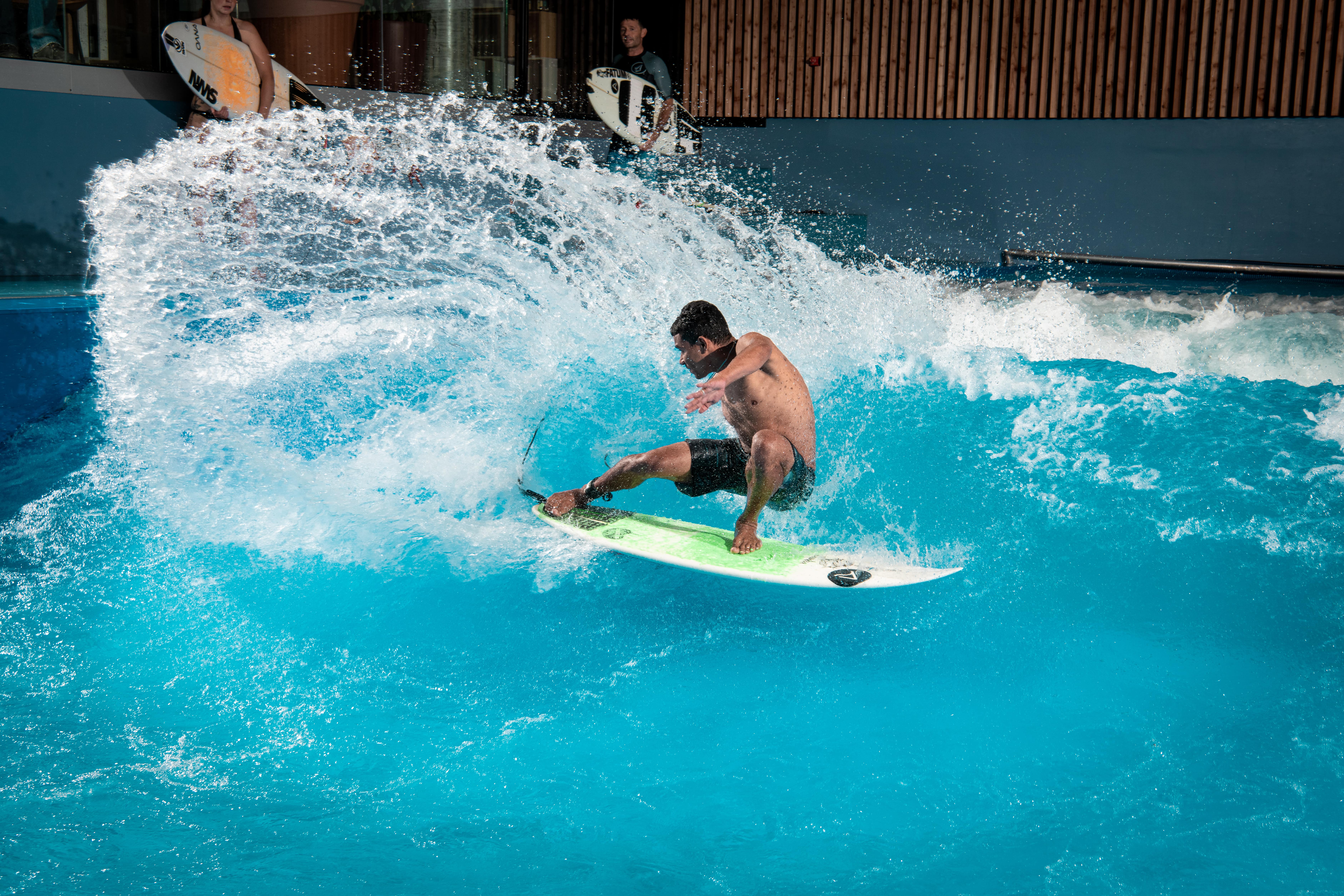Oana Surf Session: Surfer cavalca l'onda a Halle