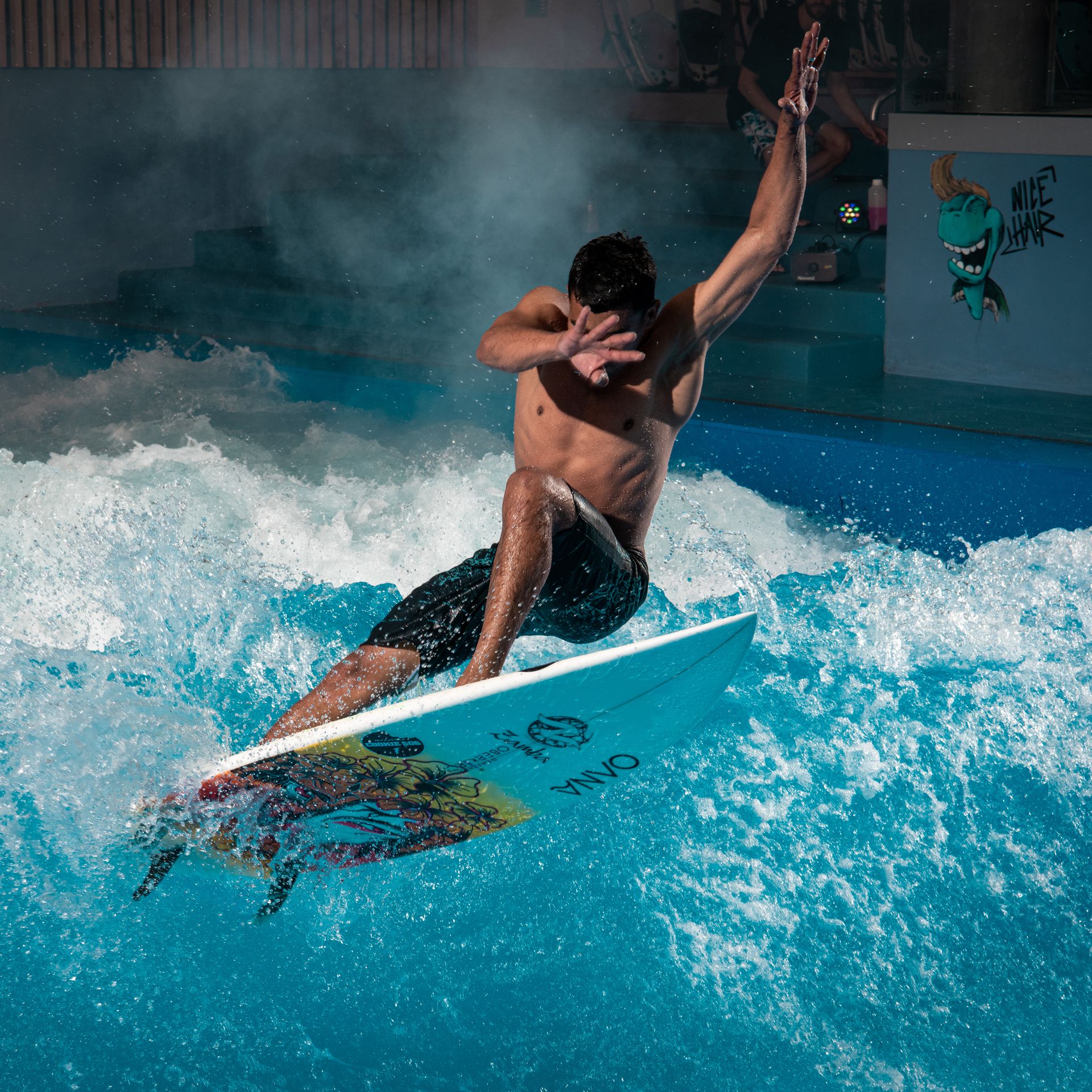 Oana mentre fa surf su un surfista d'acqua nel 2023.