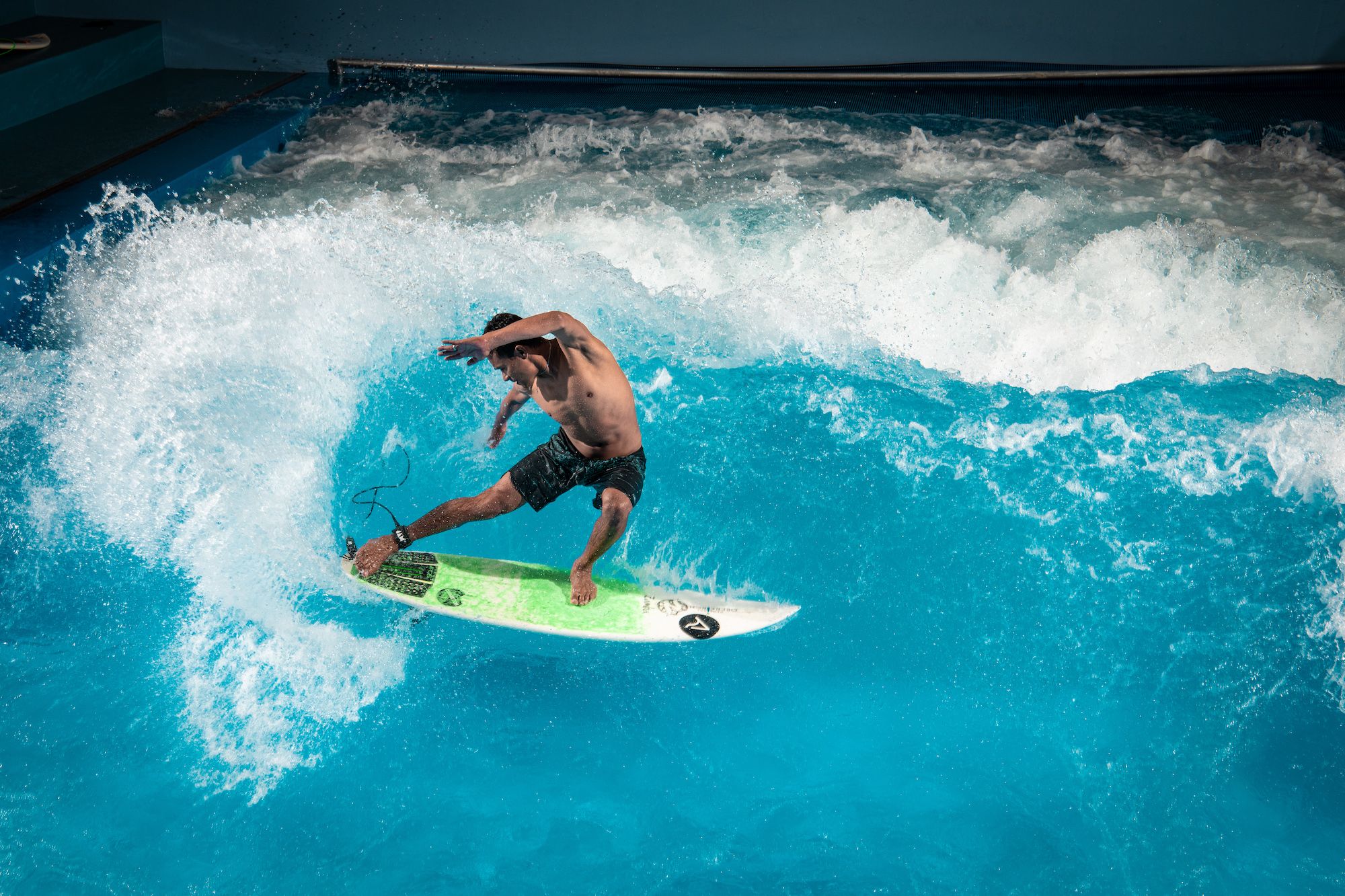 Oana Surf Wave: Il surfista si gira sulla onda in un ambiente blu.