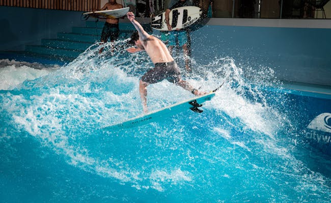 Surfen in der Innensurf-Anlage, Welle, Sportler, Wassersport