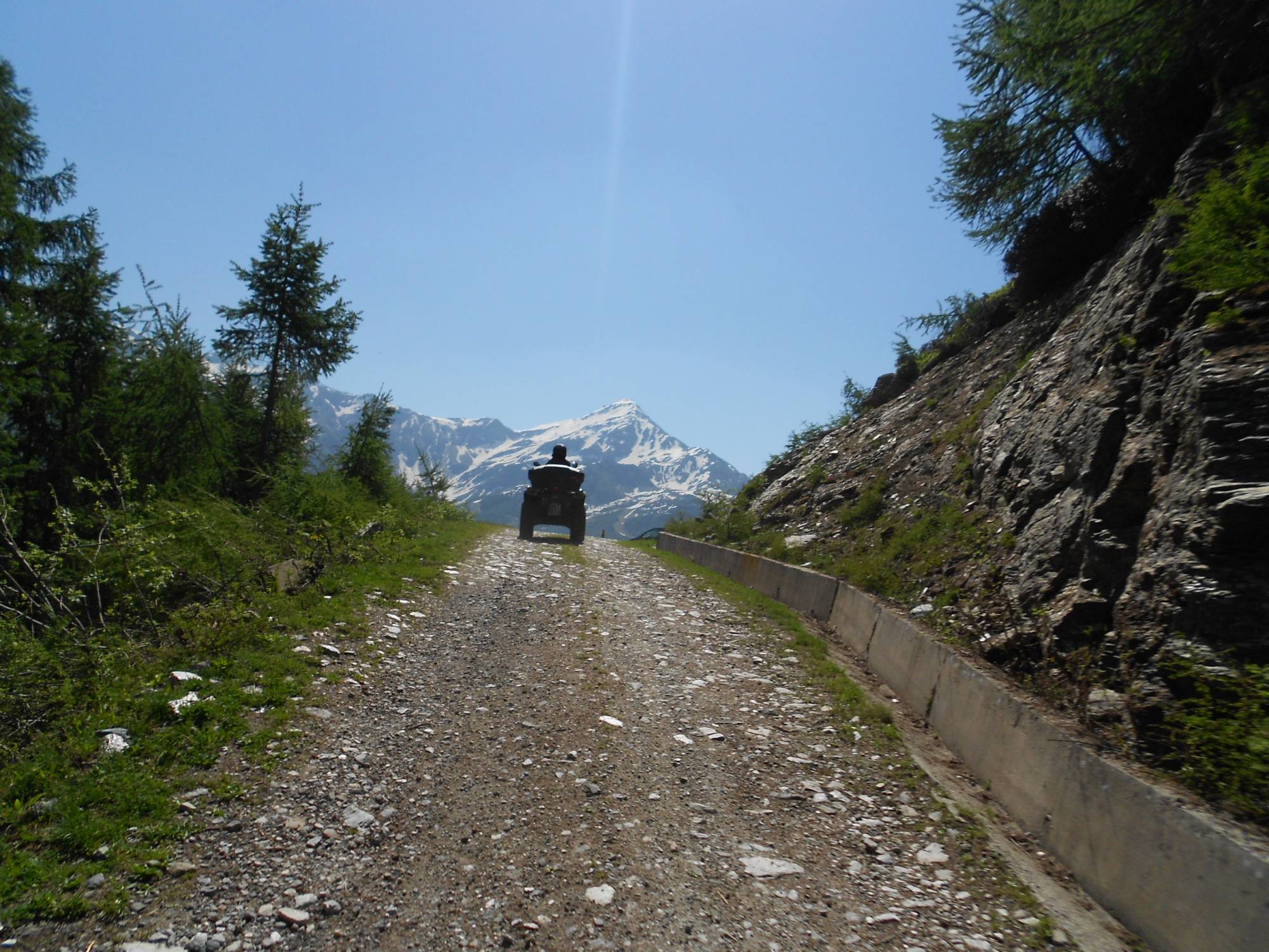 Quadbtur på Splügenpasset med ATV genom karg landskap