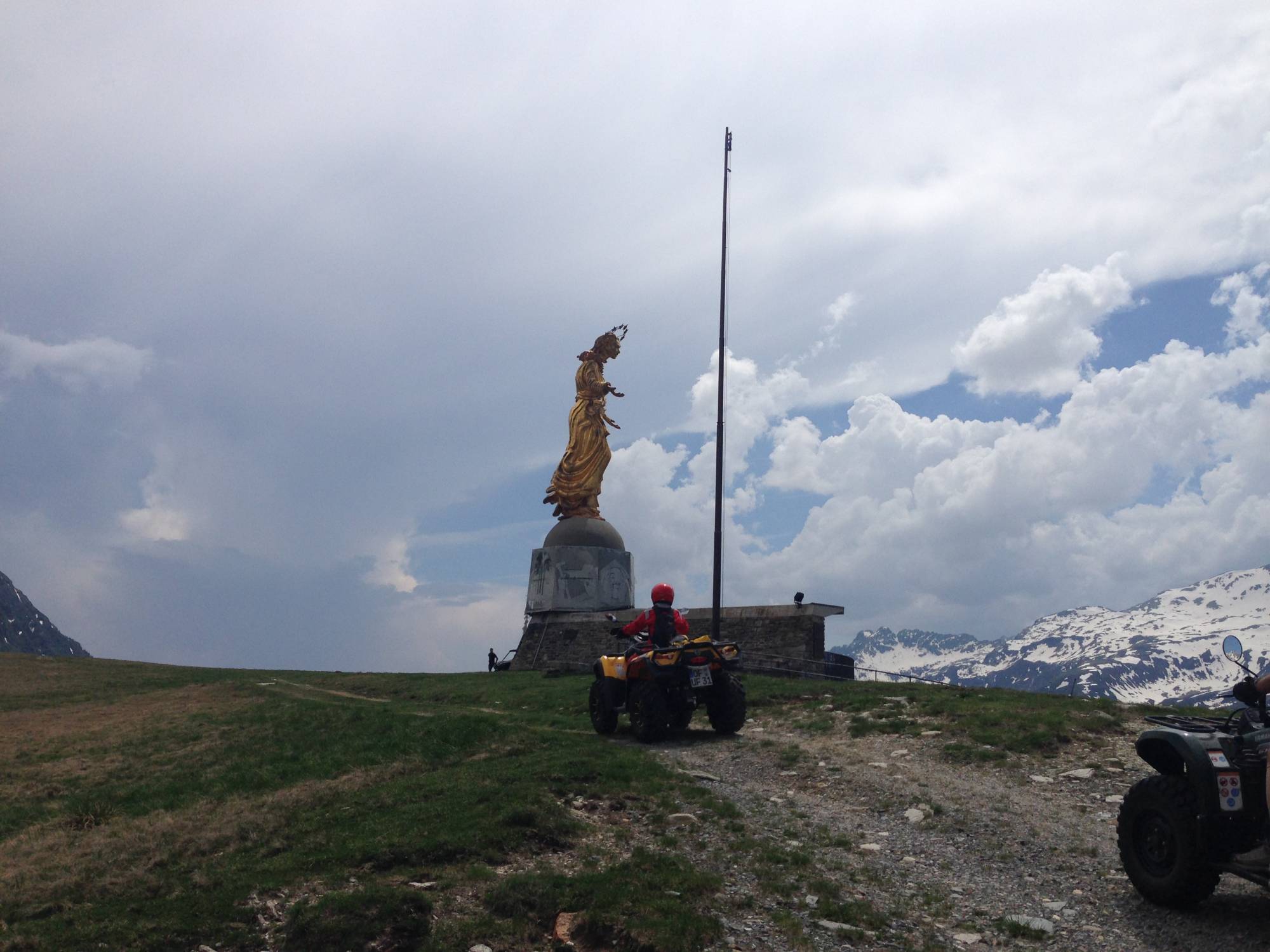 Quadktur runt Spölpasset med staty i bakgrunden