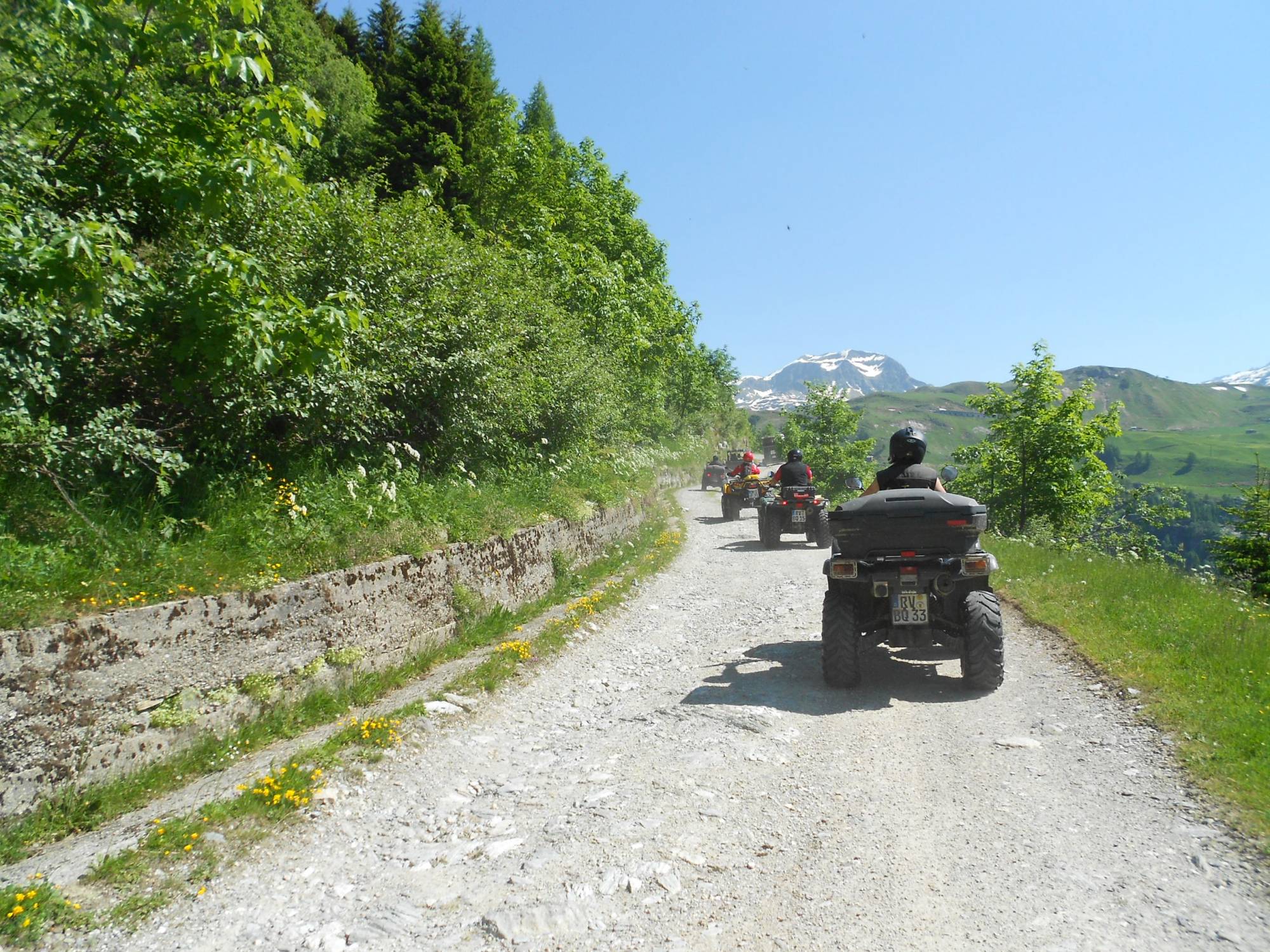 Tour en quad en el paso de Splügen con quads en camino de grava.