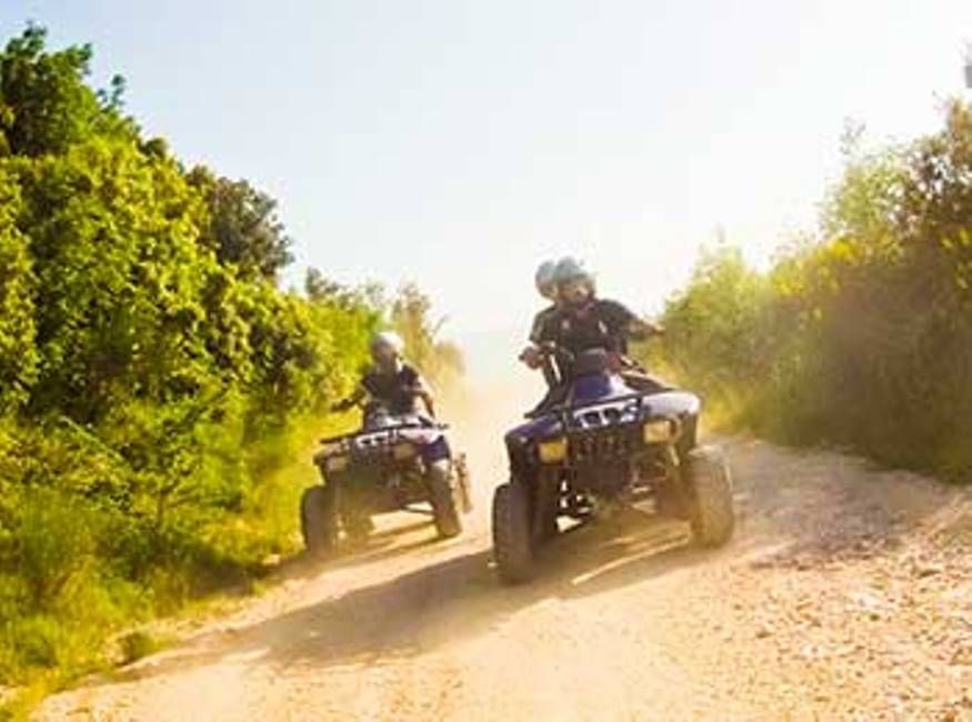Tour in ATV su strade sterrate nella natura, tempo soleggiato