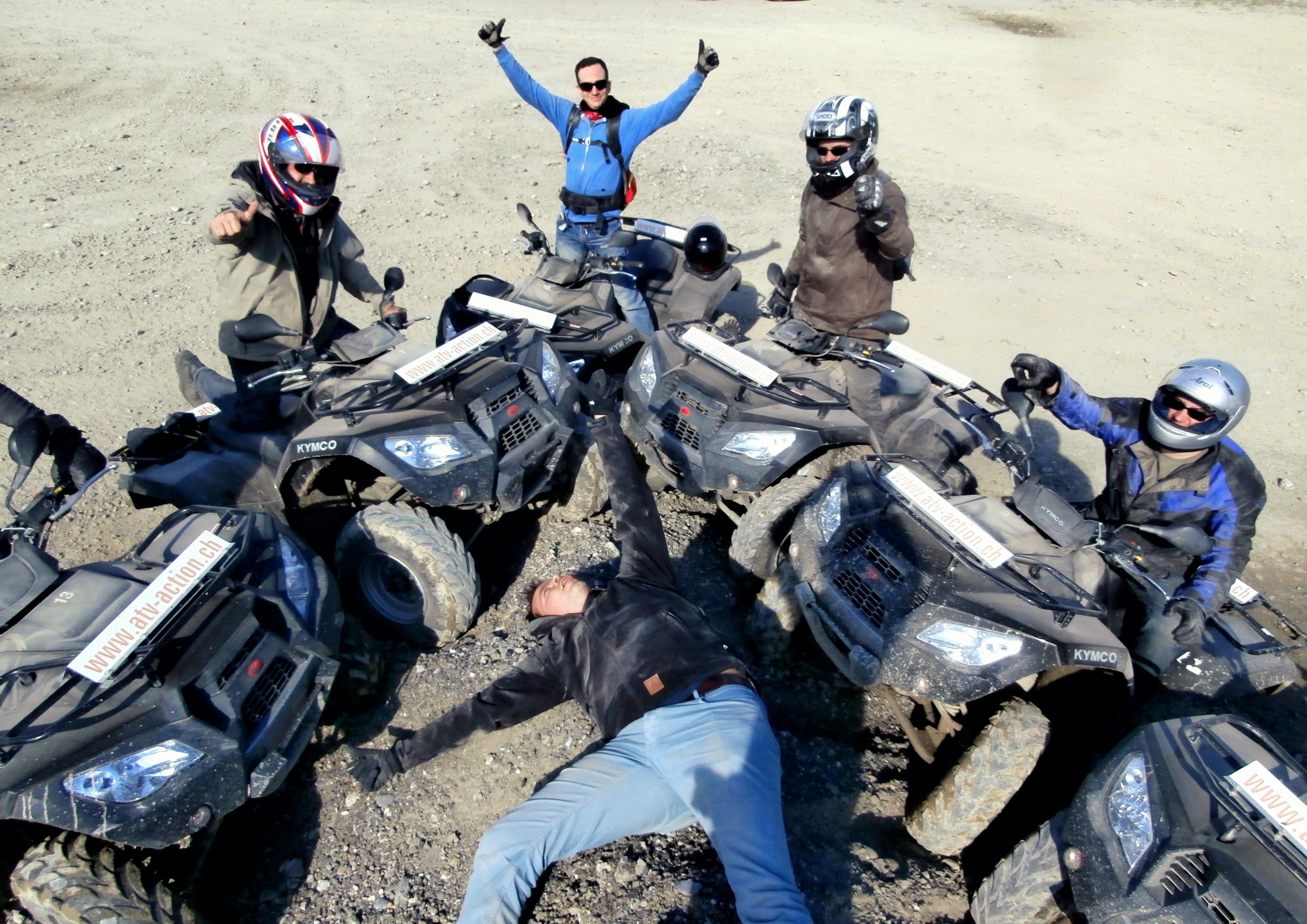 Группа на квадроцикле в 2023 году по песчаному ландшафту.