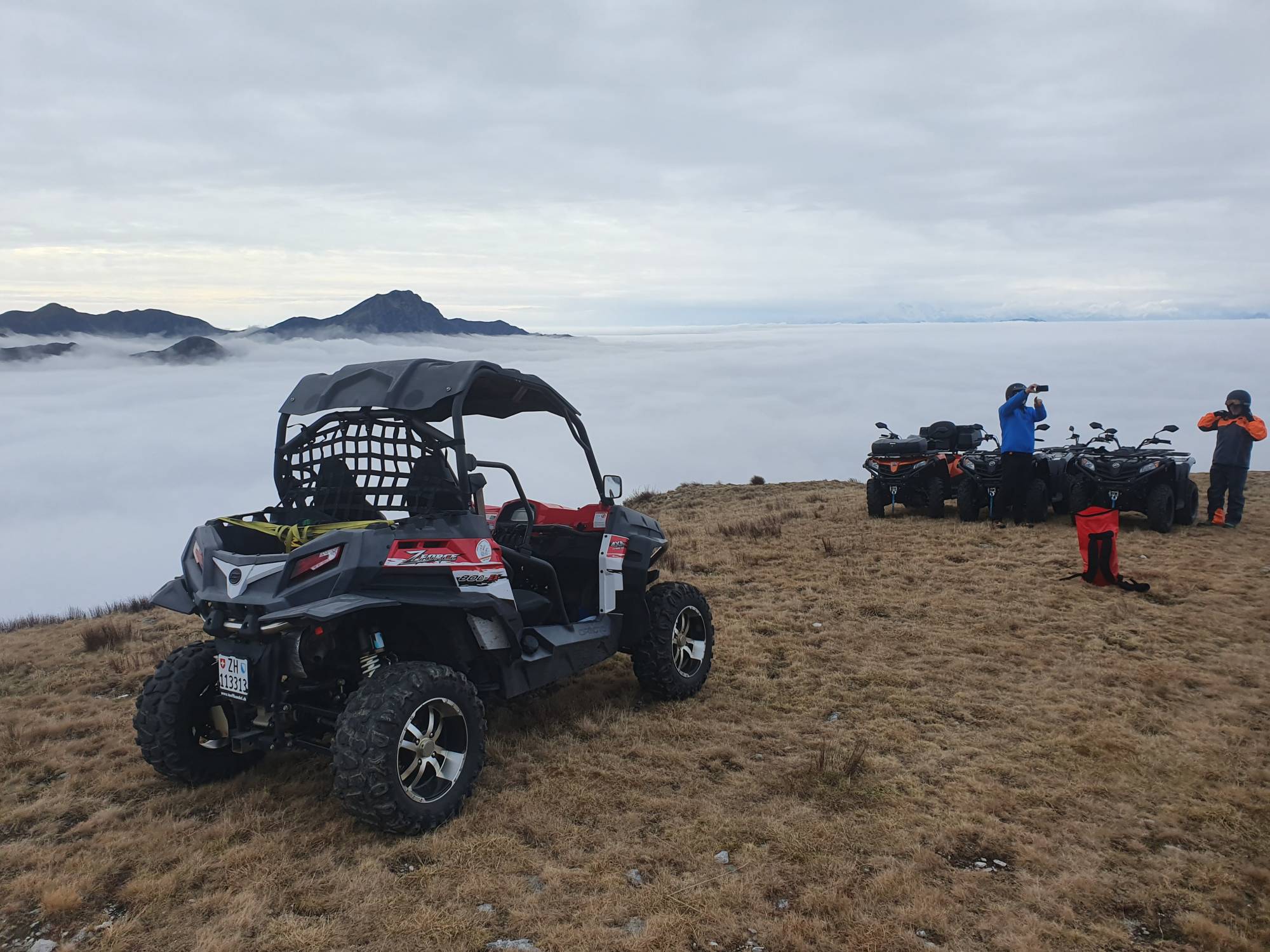 Quadtrekking i dimman över Lostallo, Schweiz