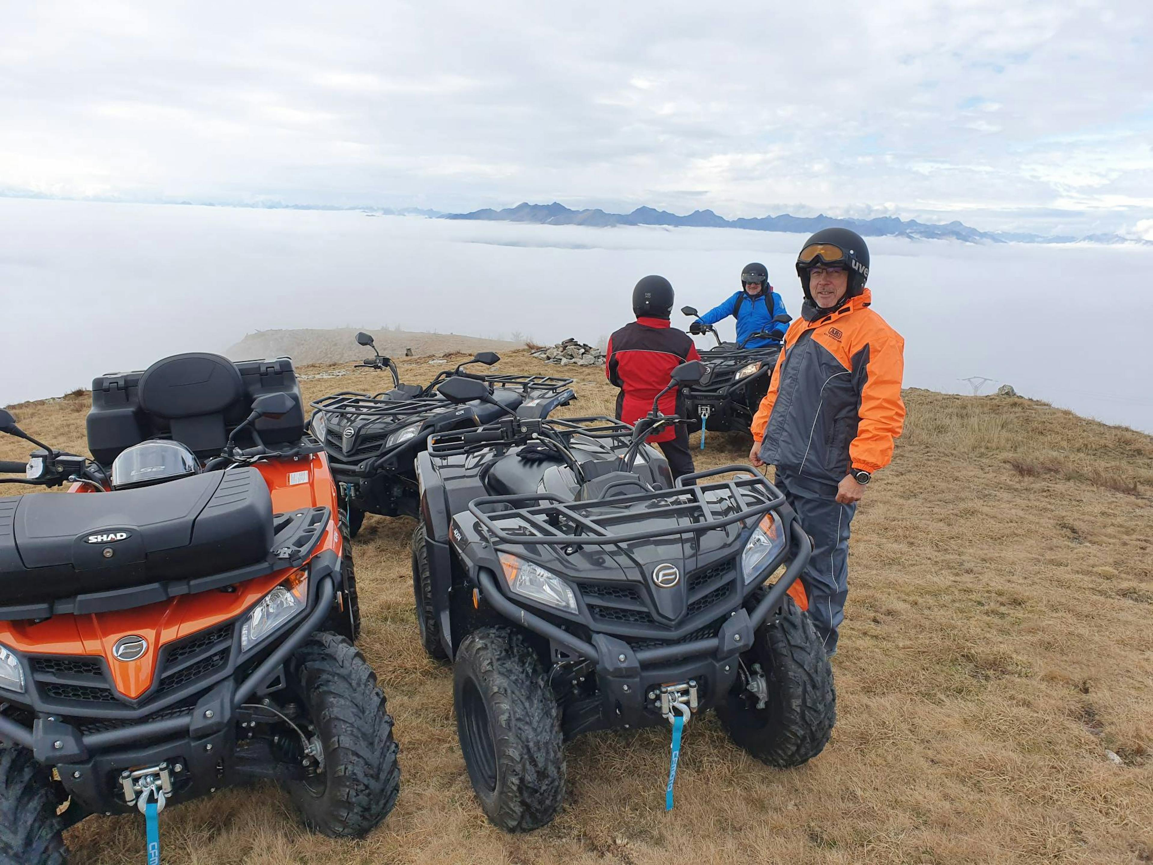 Turun Quad menelusuri pemandangan pegunungan