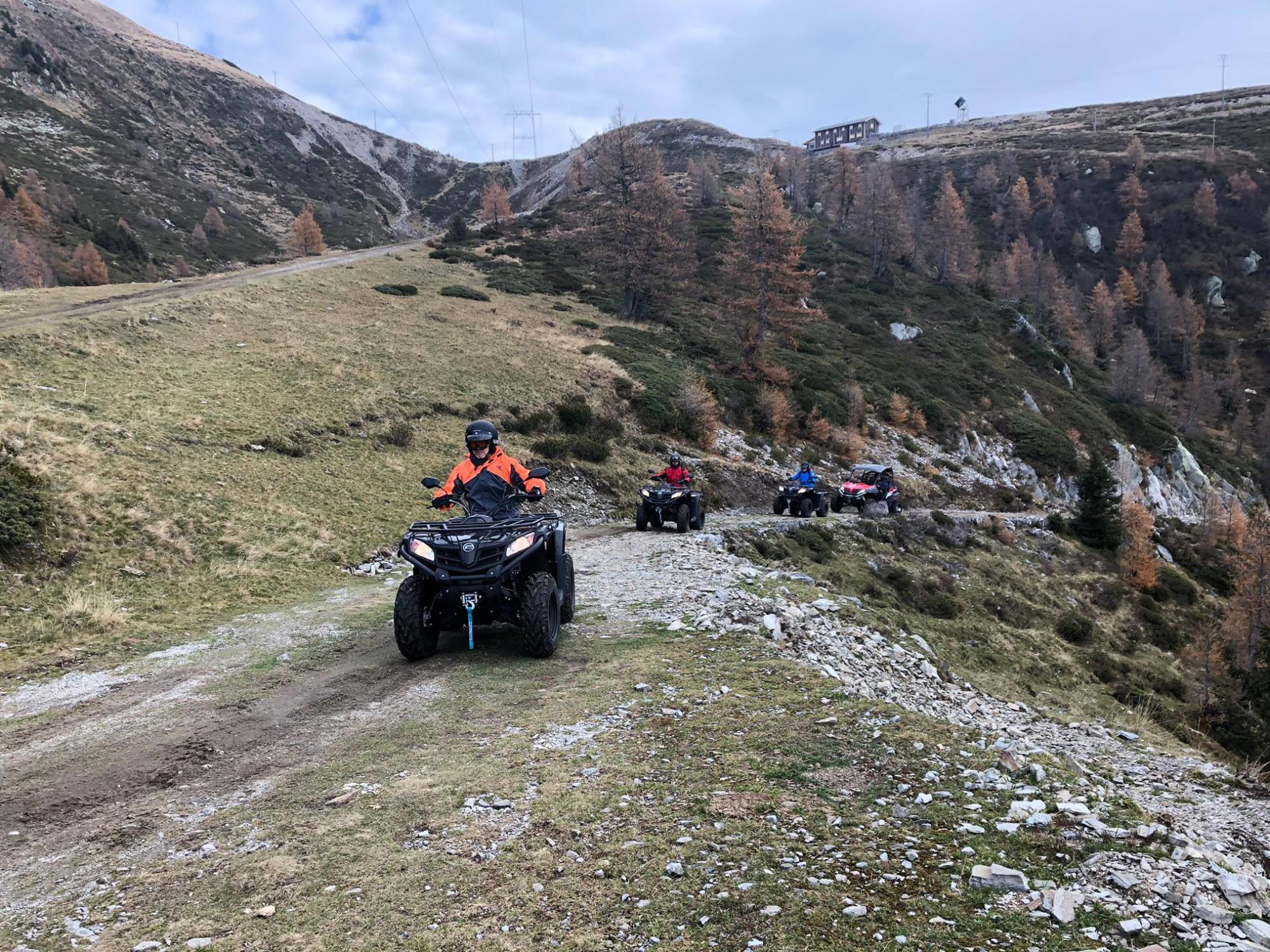 Quadbäring i terräng med fyrhjulingar i de schweiziska alperna.