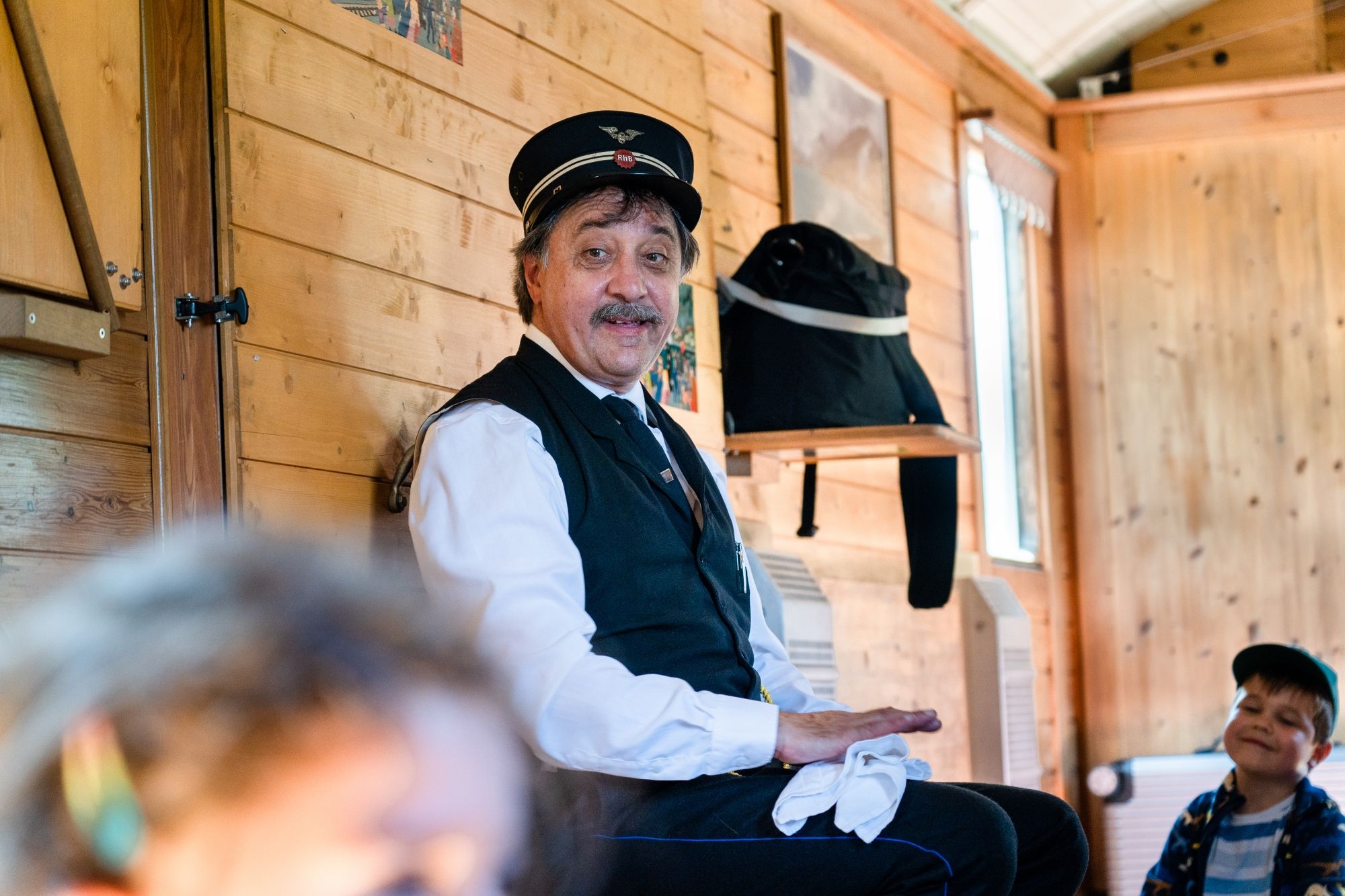 Linard Bardill 在 2023 年呈现冰川国度，信息丰富，配有木质内饰和友好的面孔