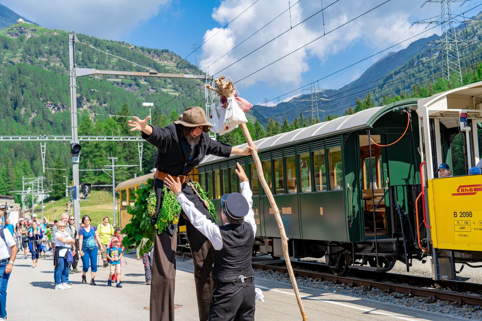 冰川天地：Linard Bardill 在户外展示表演。背景中可以看到徒步旅行者和火车。
