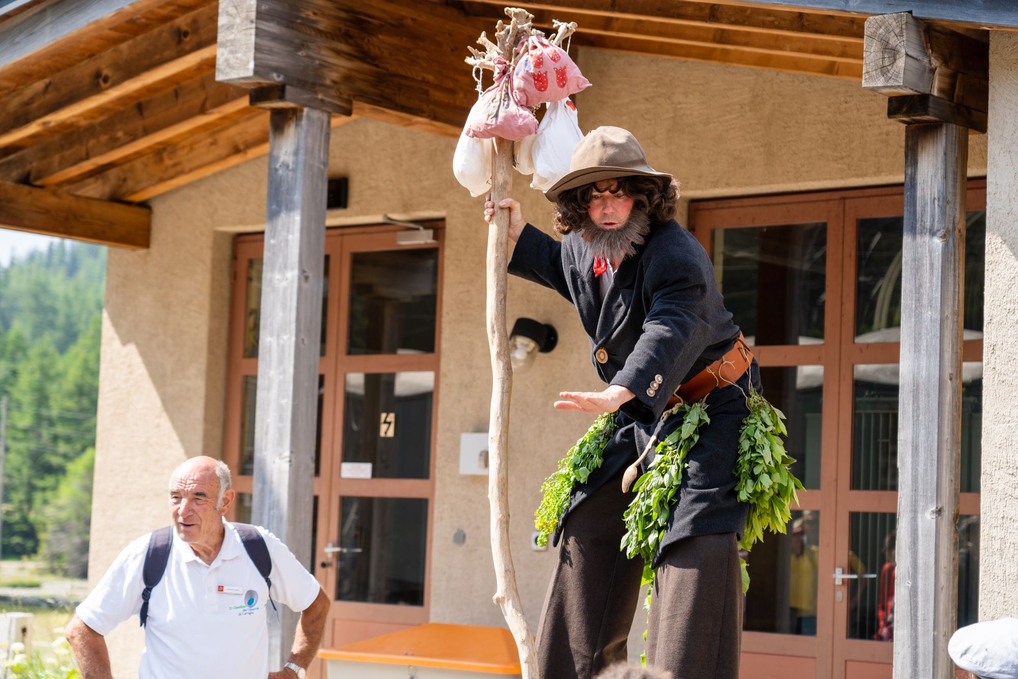 Linard Bardill 在冰川地带的表演中展示了他的道具艺术