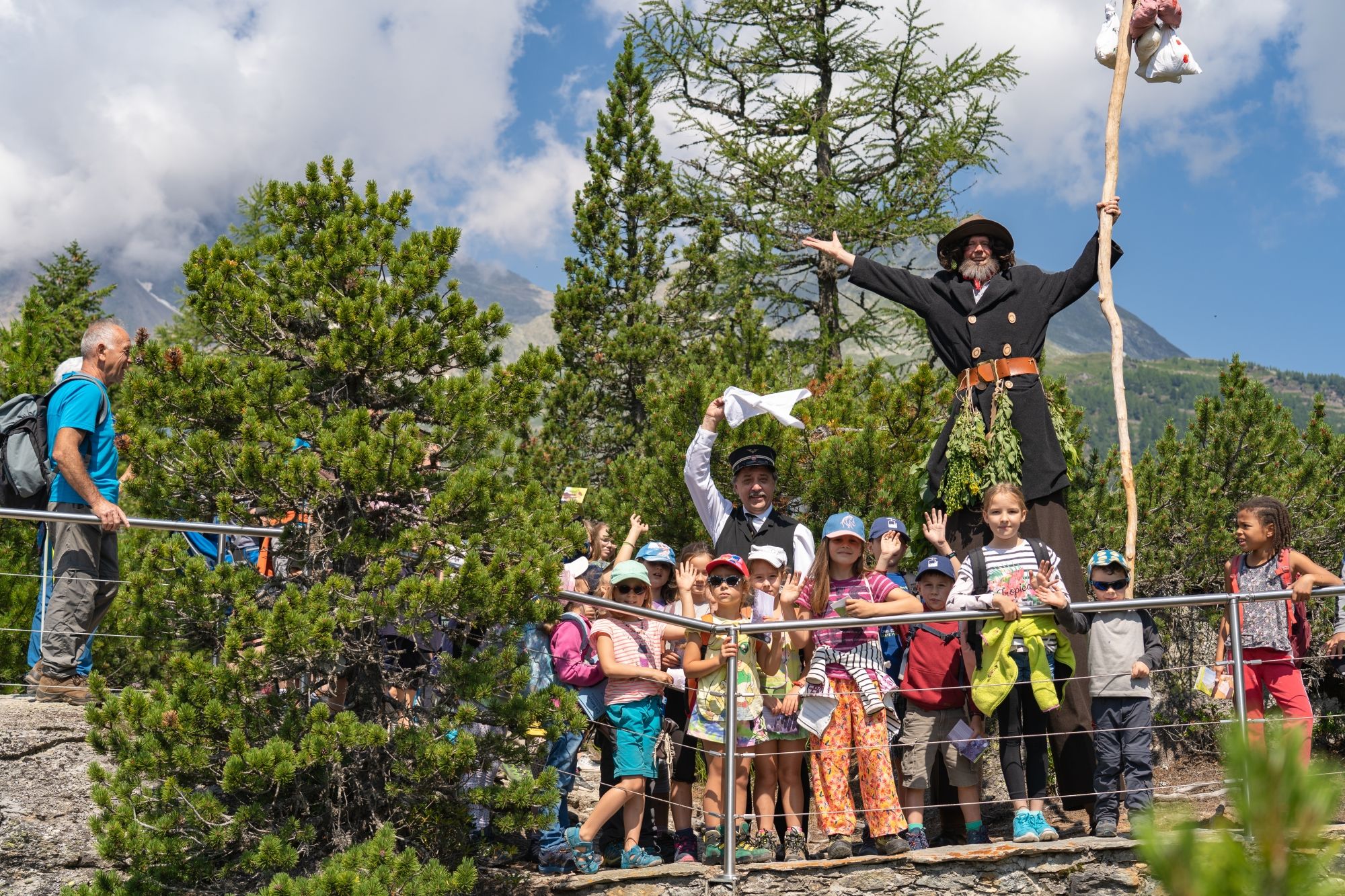冰川国度展示了林纳德·巴尔迪尔与孩子们在大自然中欢快的心情。