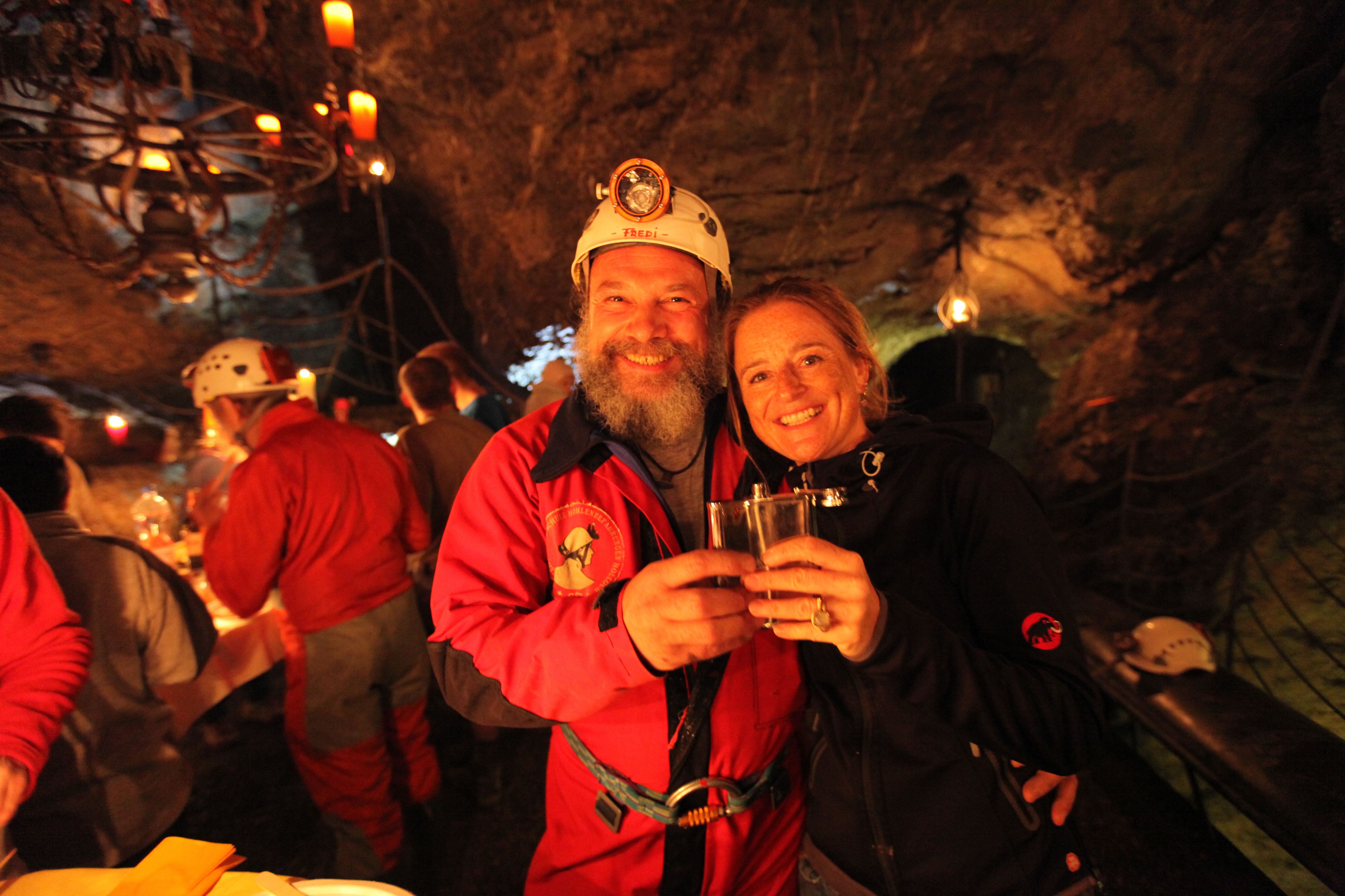 Raclette Hoelloch 2023, celebración acogedora en cueva con invitados