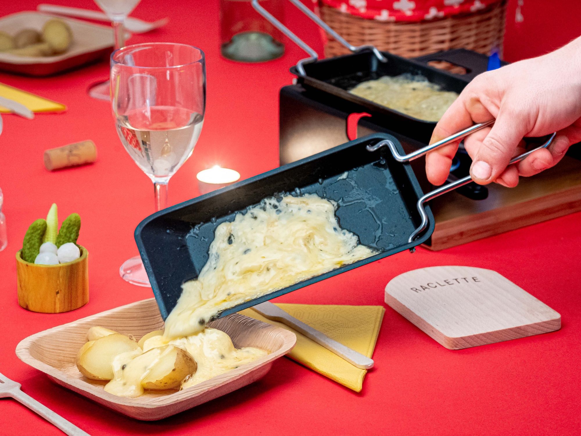 Raclette v Engadinu: Vyzkoušejte lahodné raclette u jezera s přáteli a rodinou.