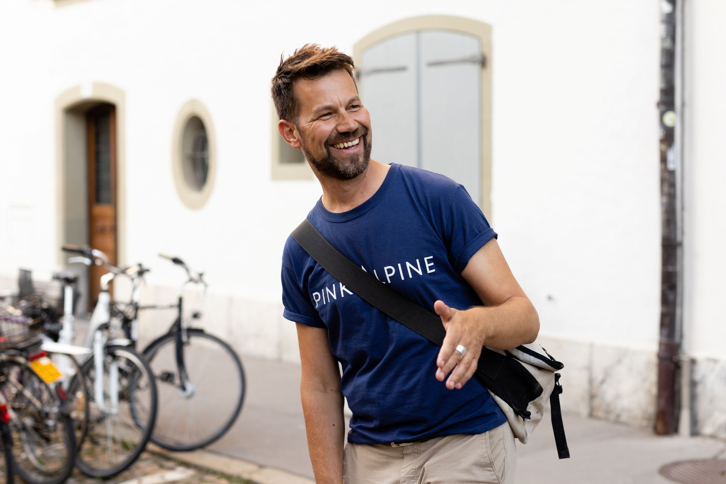 Pemandu pelancong yang gembira semasa pengembaraan di alam semula jadi, sesuai untuk kumpulan dan kanak-kanak aktiviti.