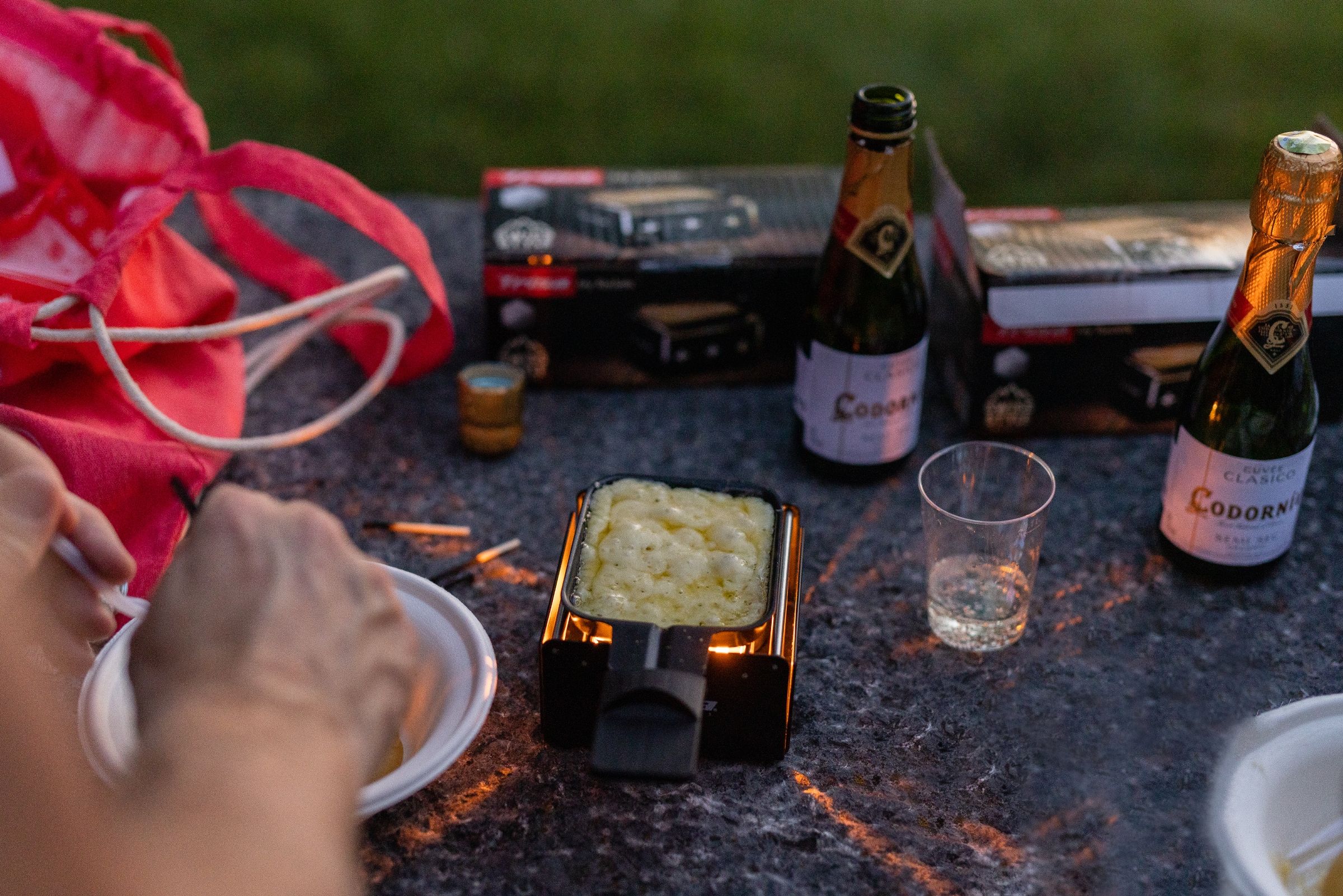 Raclette: Keseronokan di taman bersama rakan dan sampanye, suasana malam musim panas yang sempurna.