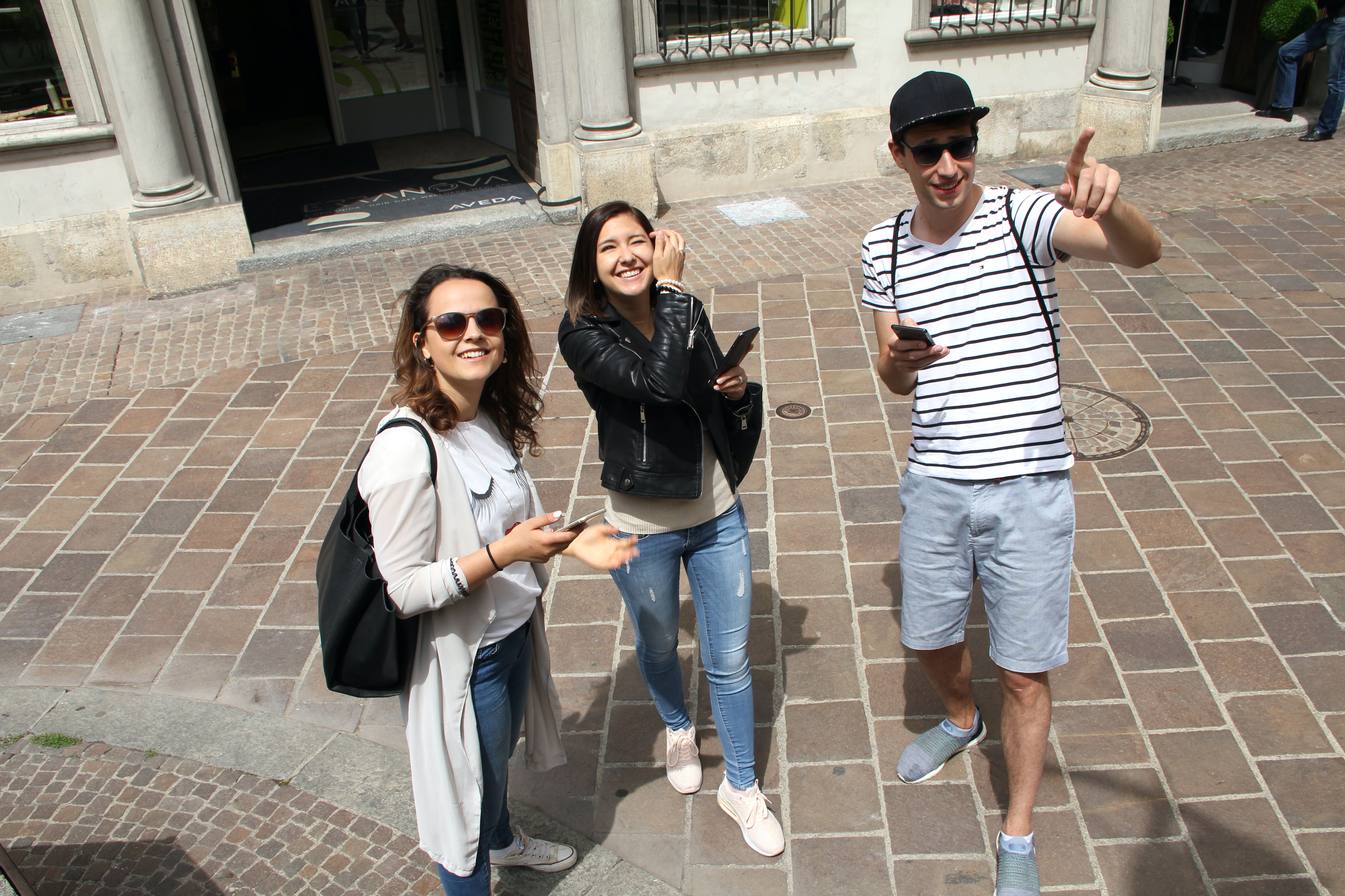 Gådeløb med sten ved Rhenessø med glade deltagere i bymidten.