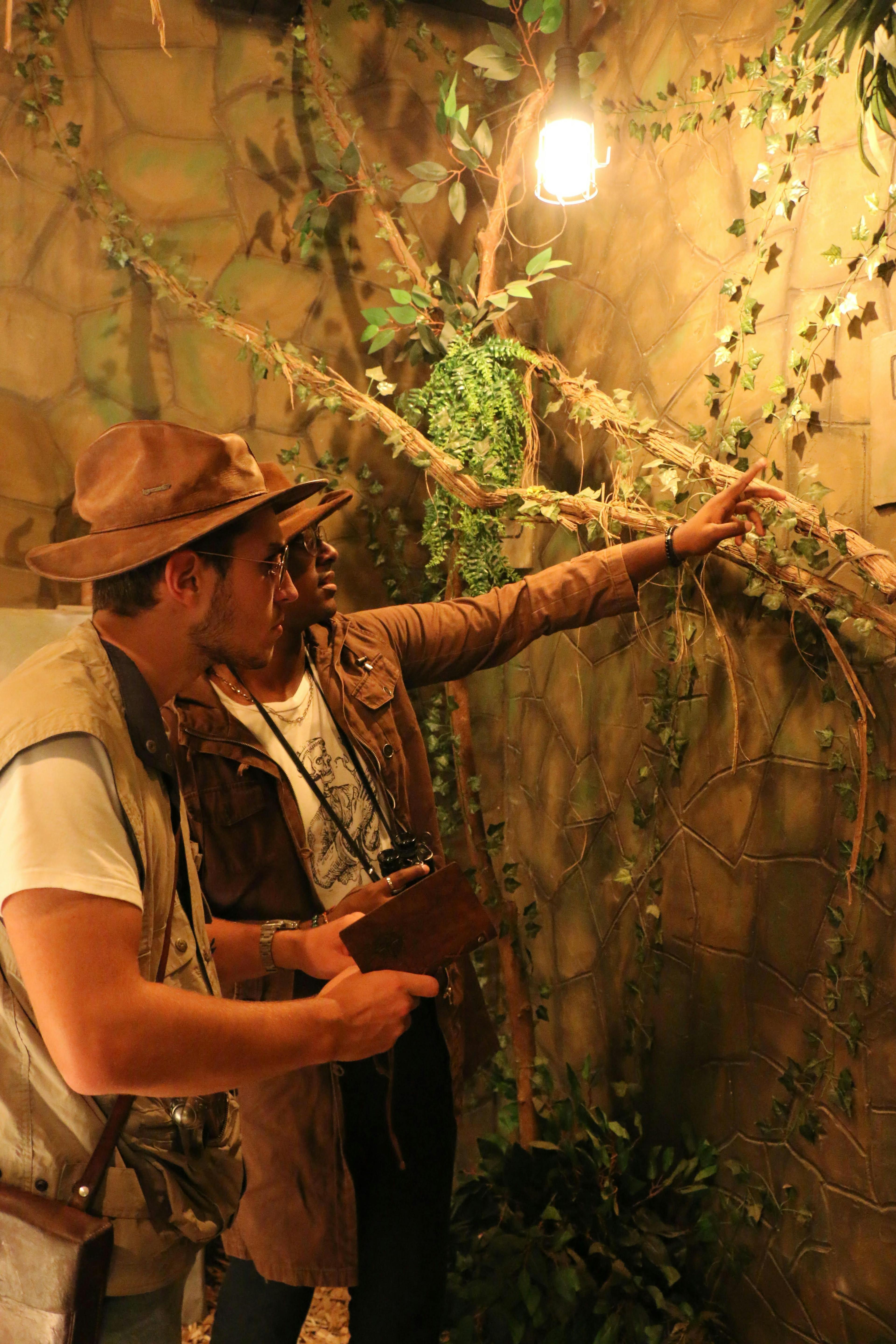 تقدم غرفة الهروب شافهاوزن تجربة ممتعة للمشاركين في رحلة البحث عن الكنز داخل غرفة غامضة. تشمل الأنشطة اكتشاف الأدلة وحل الألغاز.