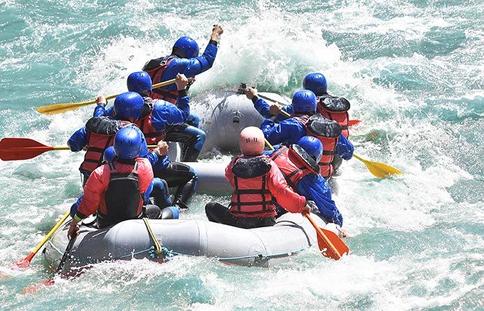 Rafting Rhone: aufregendes Erlebnis mit Freunden in der Natur, Sommer, Abenteuer, Gruppenaktivität.