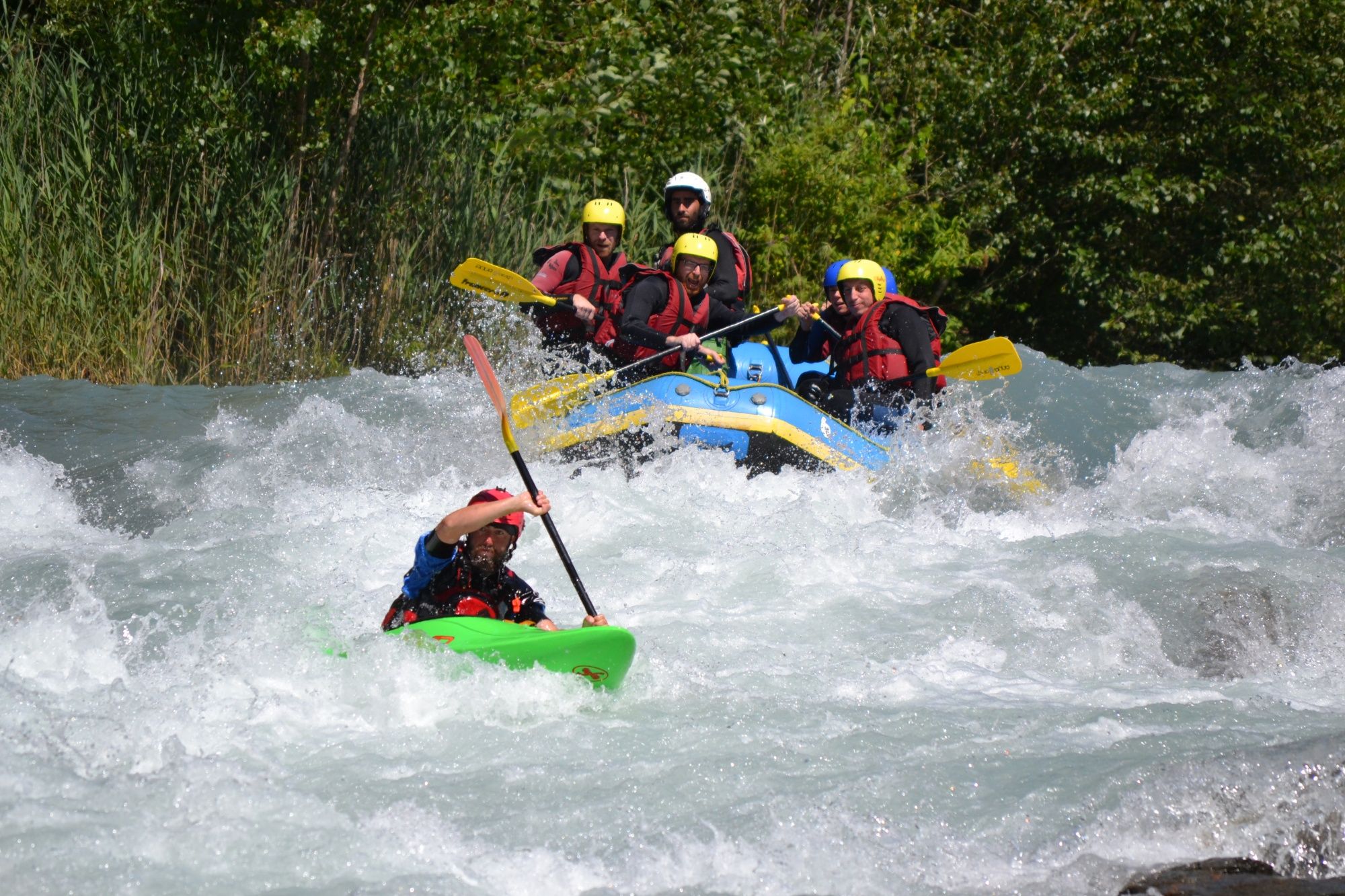 Rafting Rhone: aufregende Wassersportaktivität für Gruppen in den Schweizer Alpen.