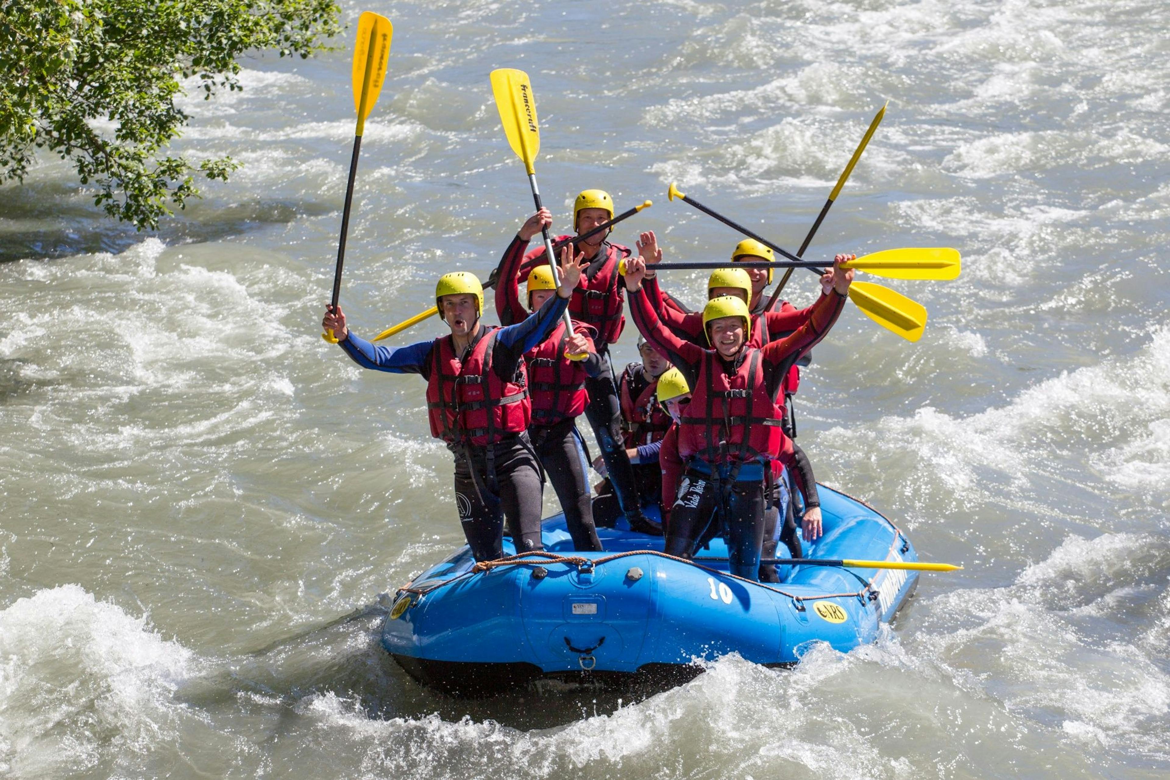 Rafting sur l'Arve avec des amis dans les rapides, une aventure excitante dans la nature.
