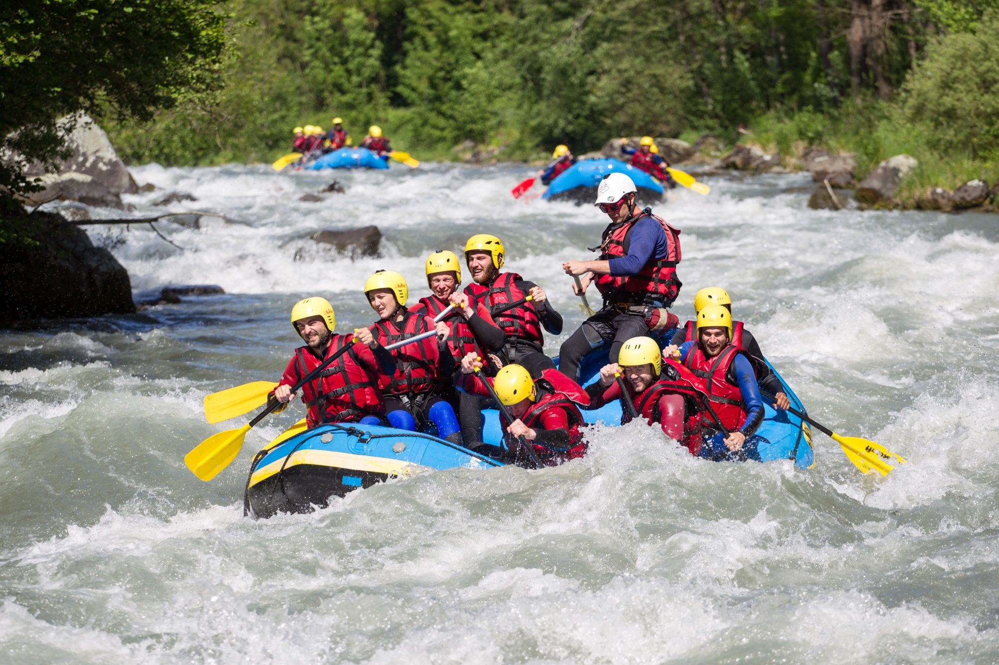 Rafting Rhone: spannende Rafting-Tour in den Schweizer Bergen mit Gruppe bei Naturspektakel