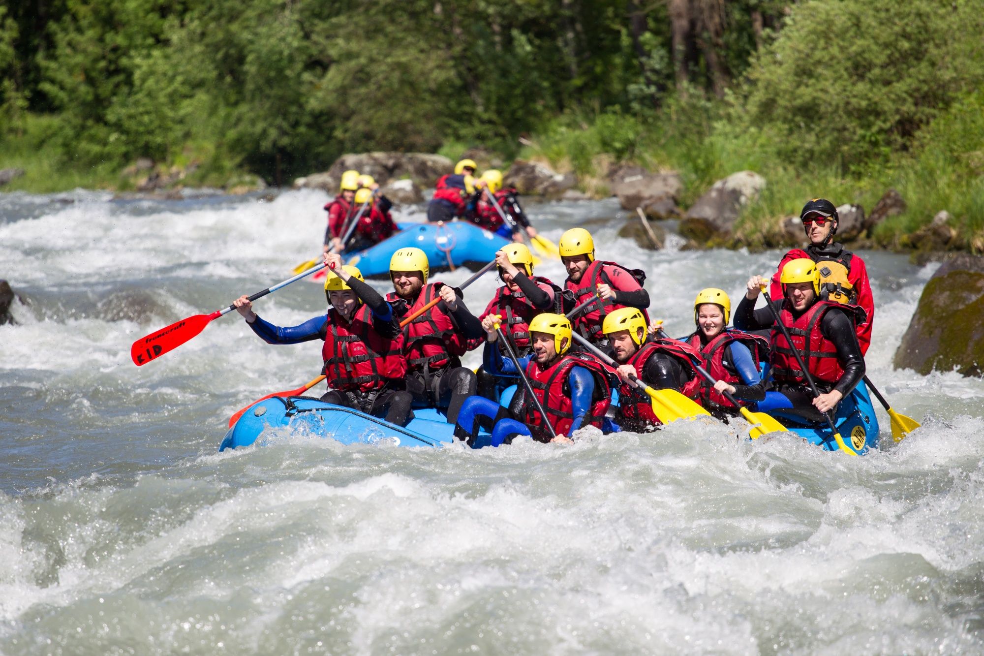 Rafting Lütschine: Vive emocionantes aventuras practicando rafting en la naturaleza con amigos y familia.