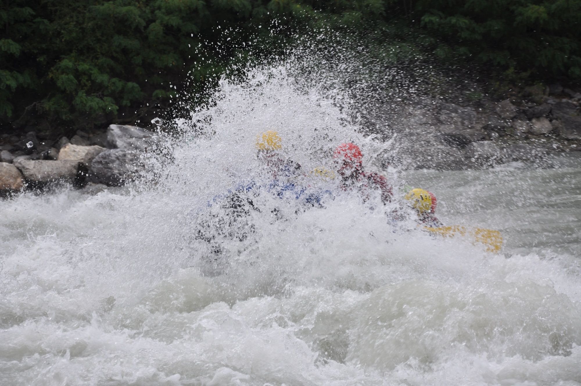 Rafting Lütschine: Vive la aventura con tu equipo en la explosión acuática veraniega.