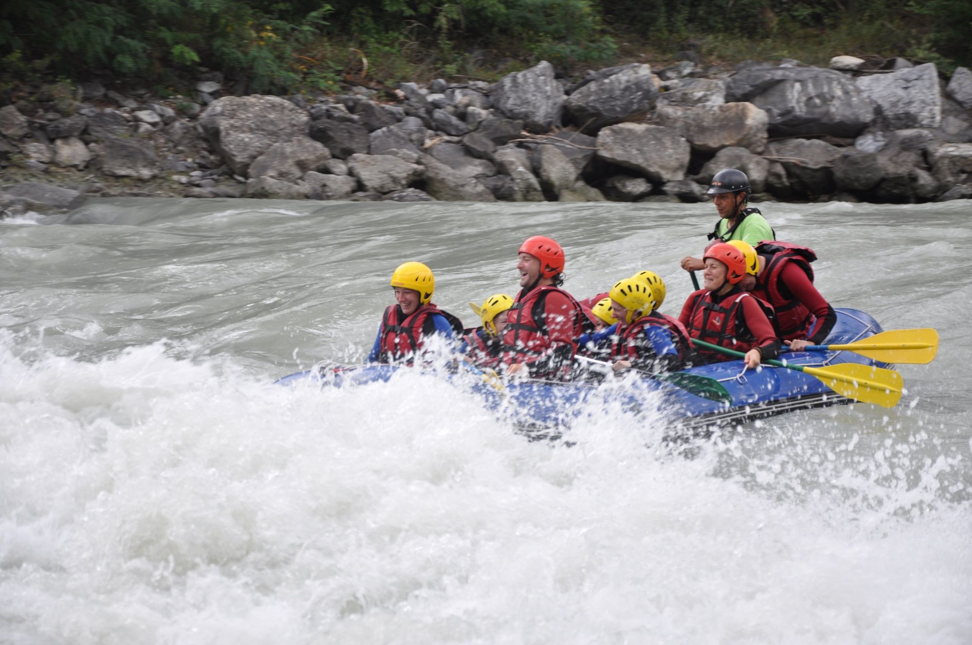 Rafting Lütschine: Vive la emocionante aventura en aguas bravas con amigos y familia.